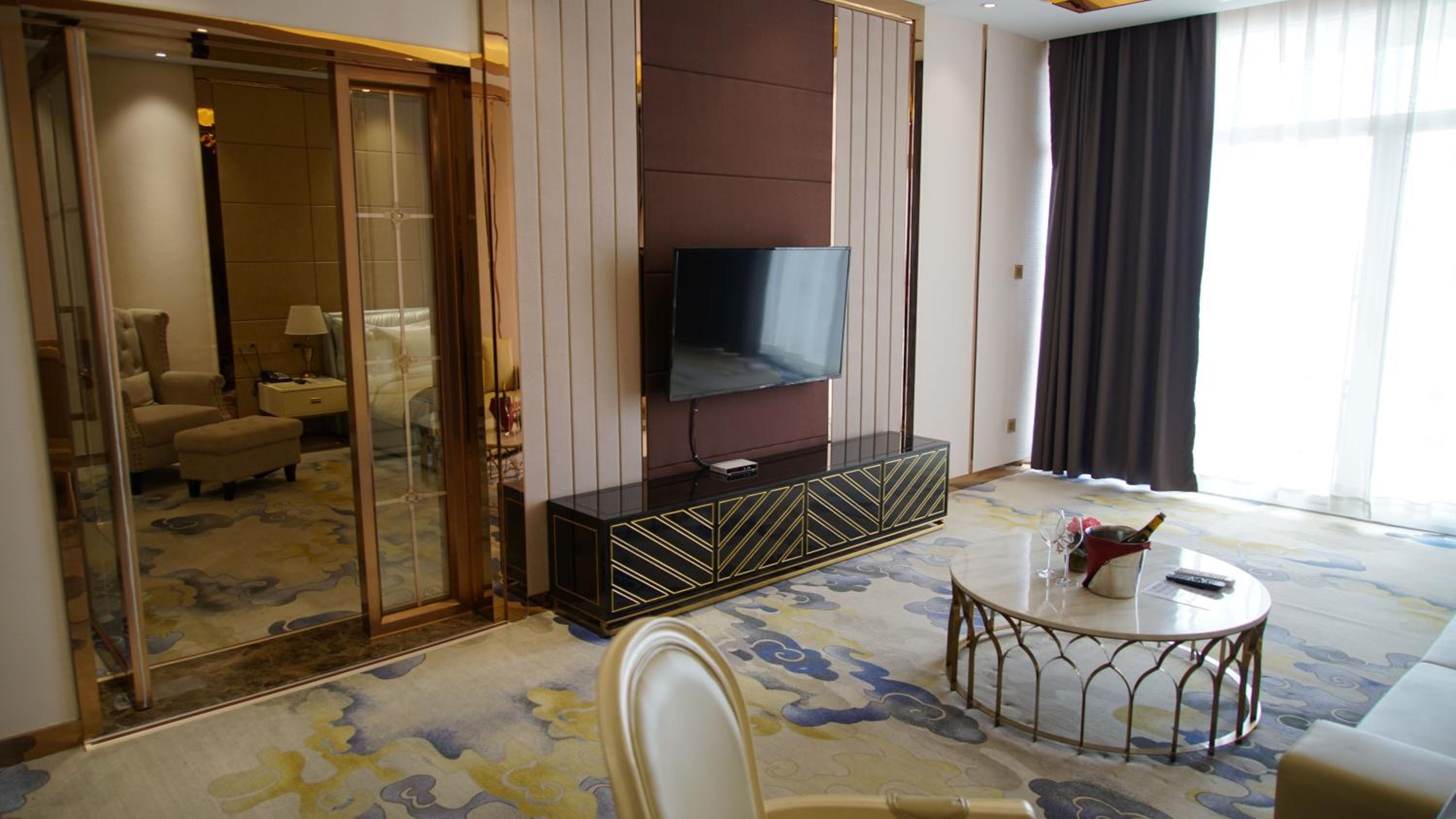 Executive Suite City view - Photo 9