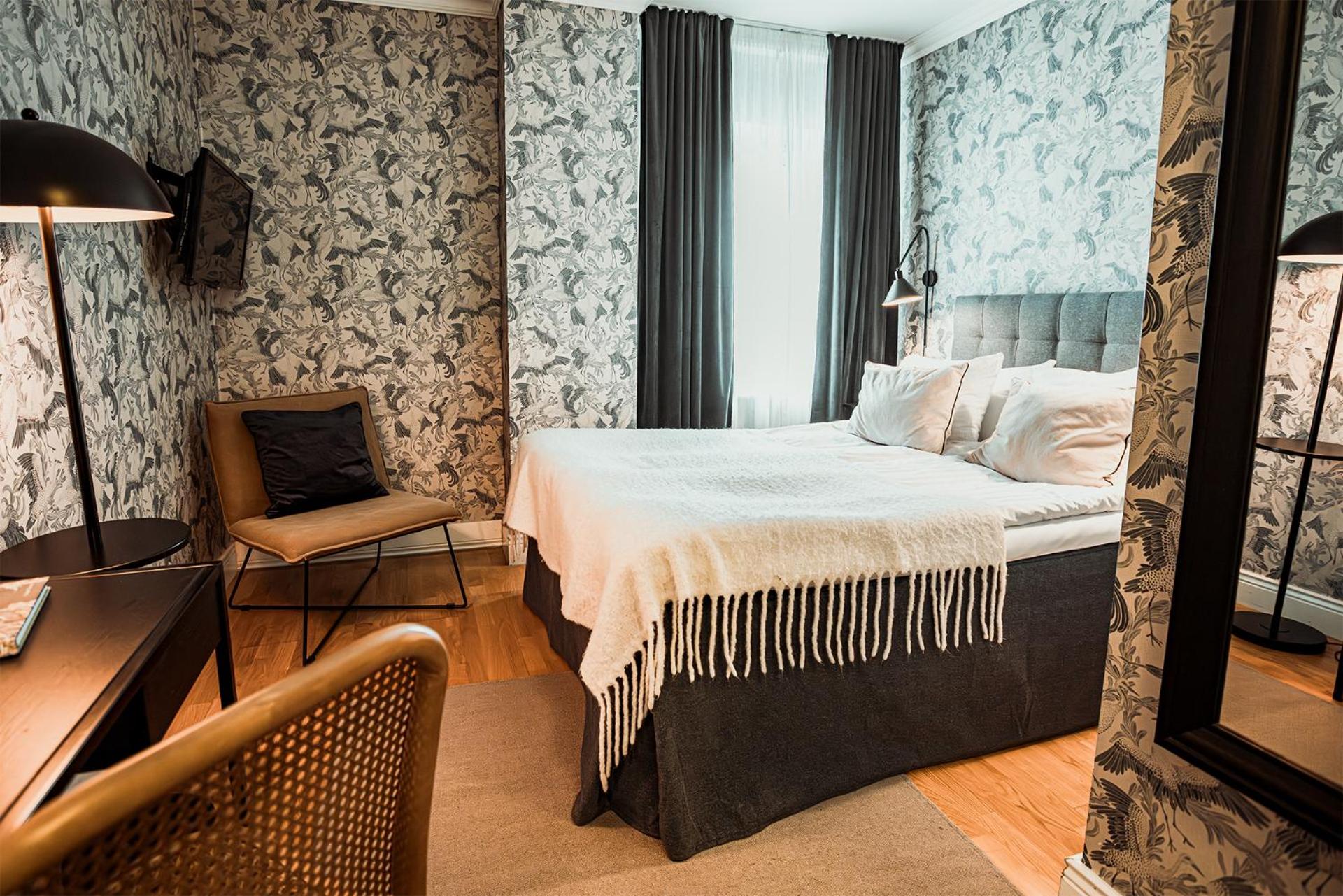 Superior Queen Room (55 in bed) - Photo 1