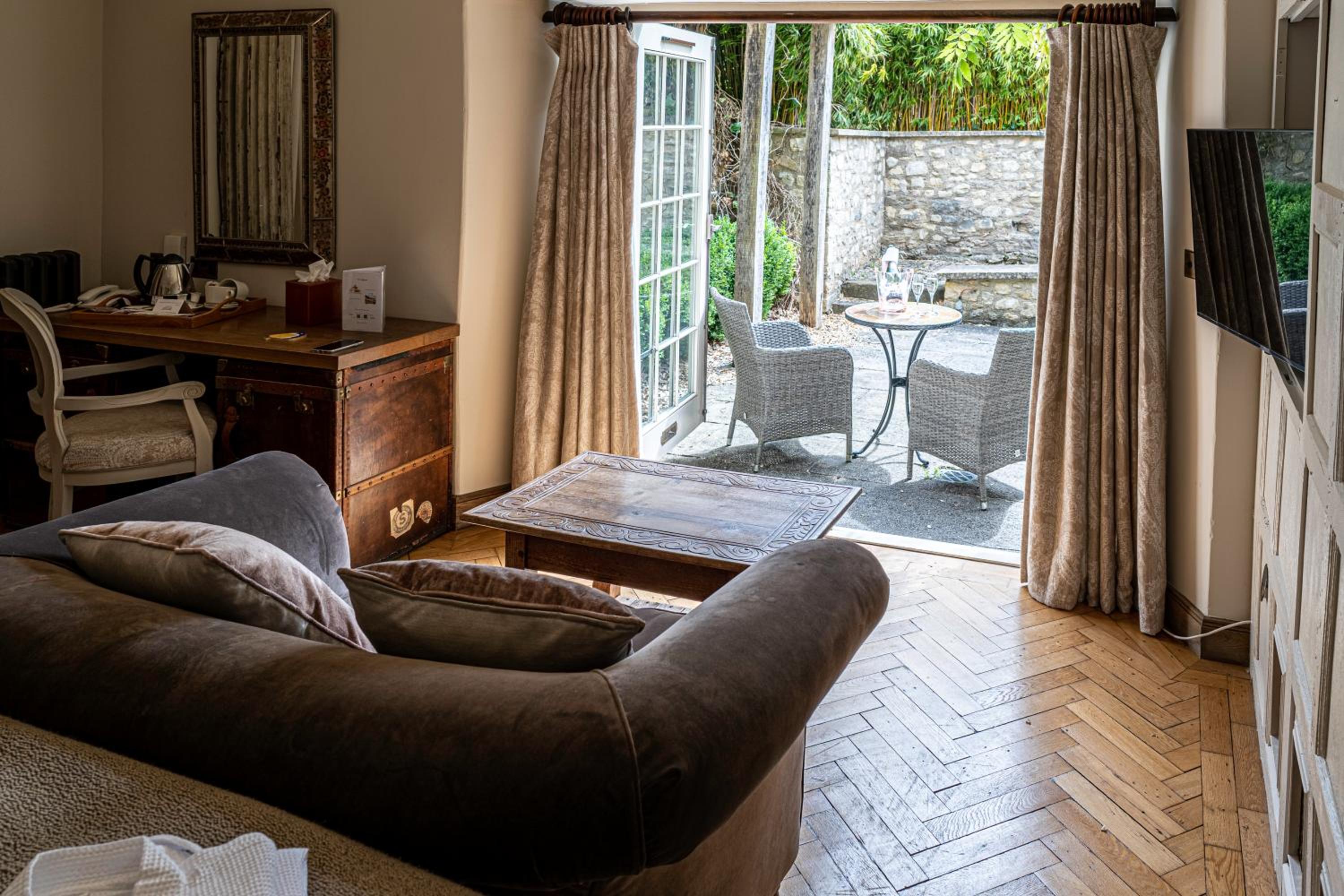 Deluxe with Balcony - Photo 5