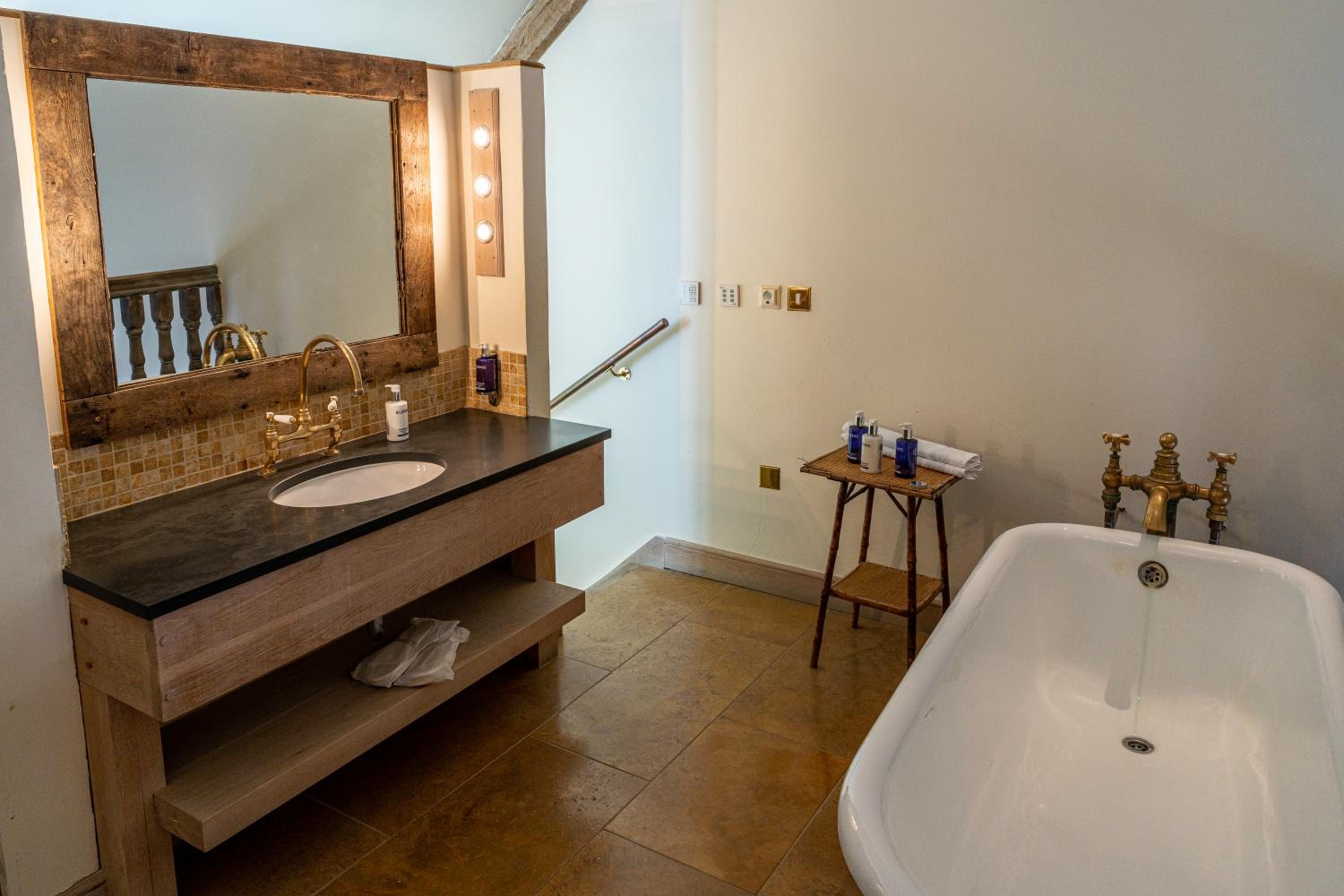 Deluxe with Balcony - Photo 6