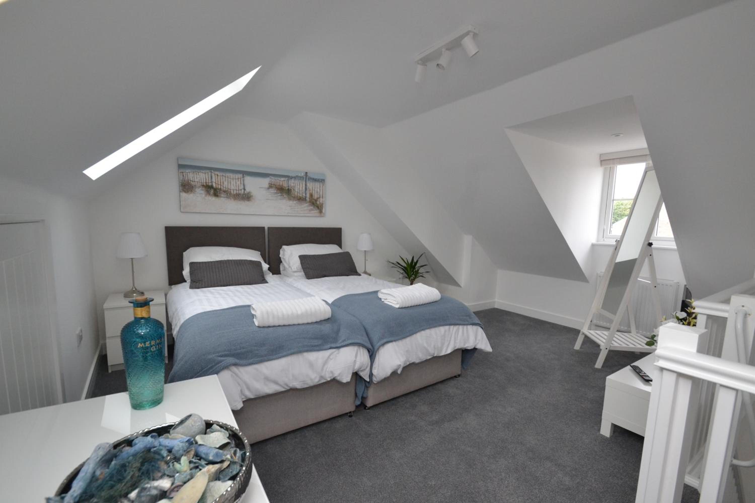 Three-Bedroom House photo 3