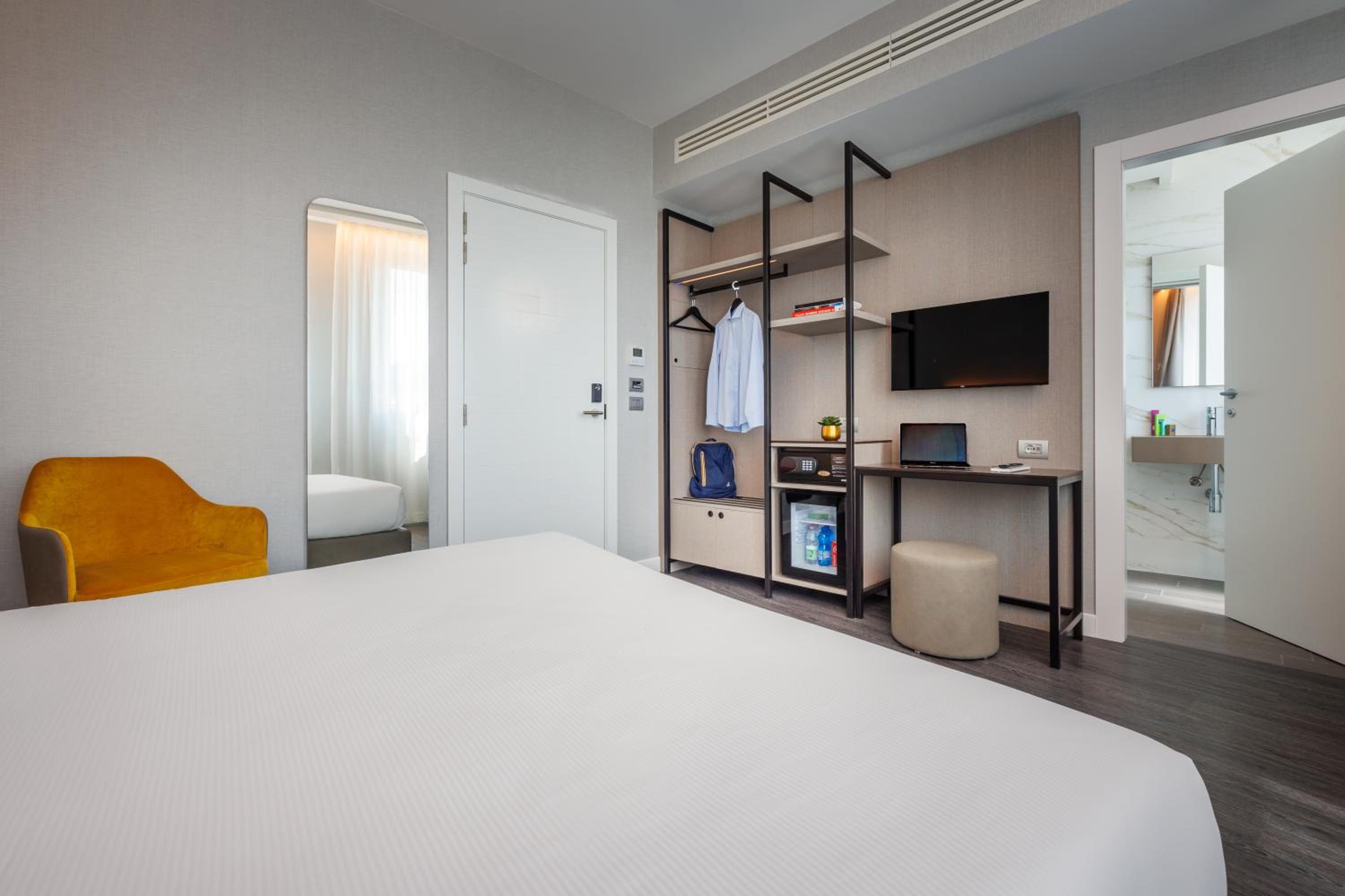 Standard Double Room thumbnail 6
