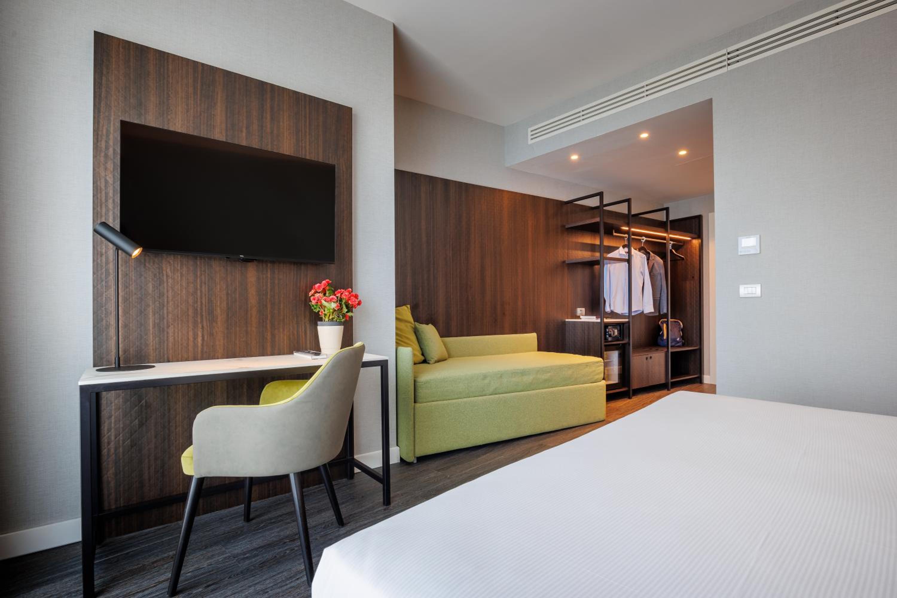 Deluxe Double Room with Balcony thumbnail 6