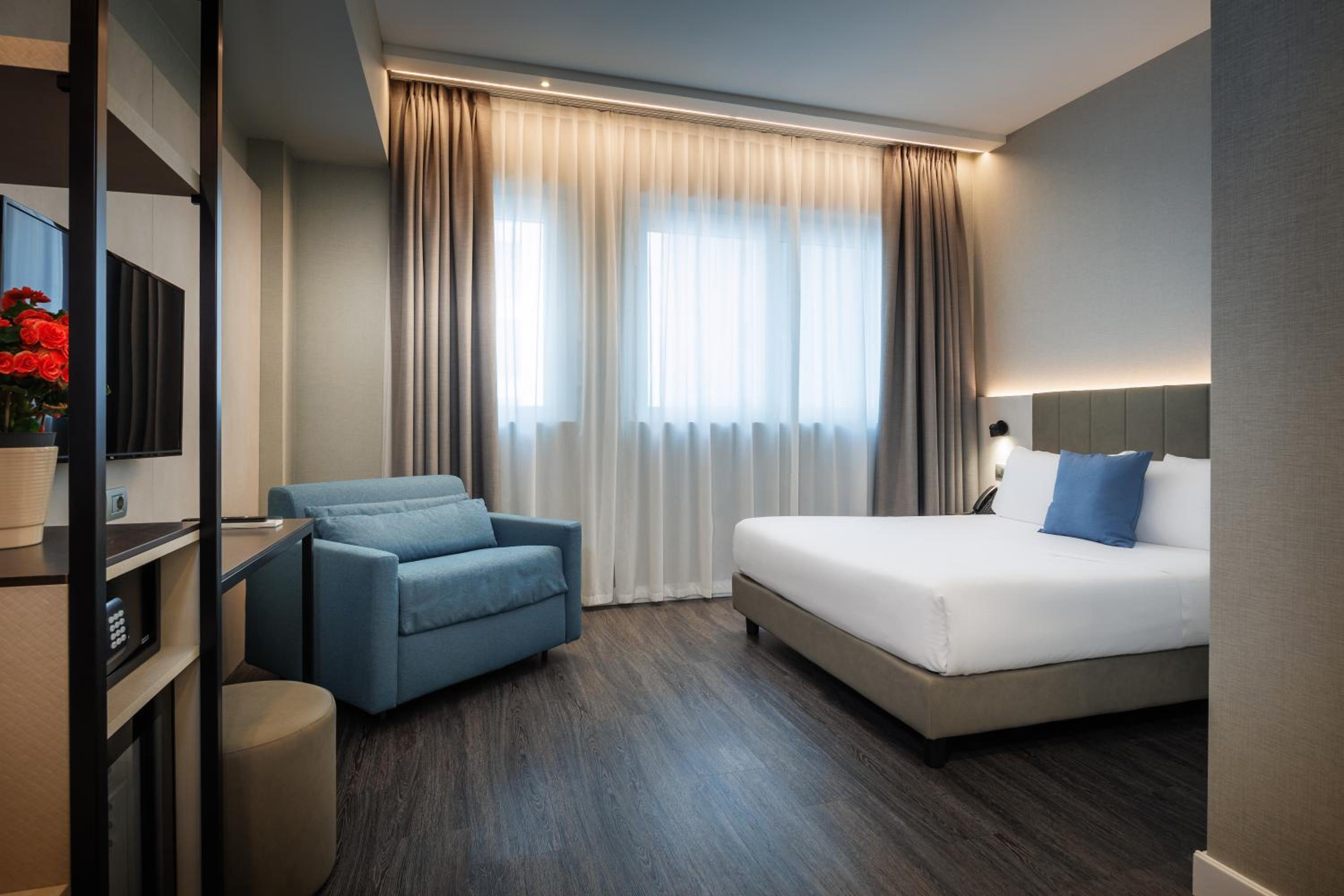 Superior Double Room thumbnail 5
