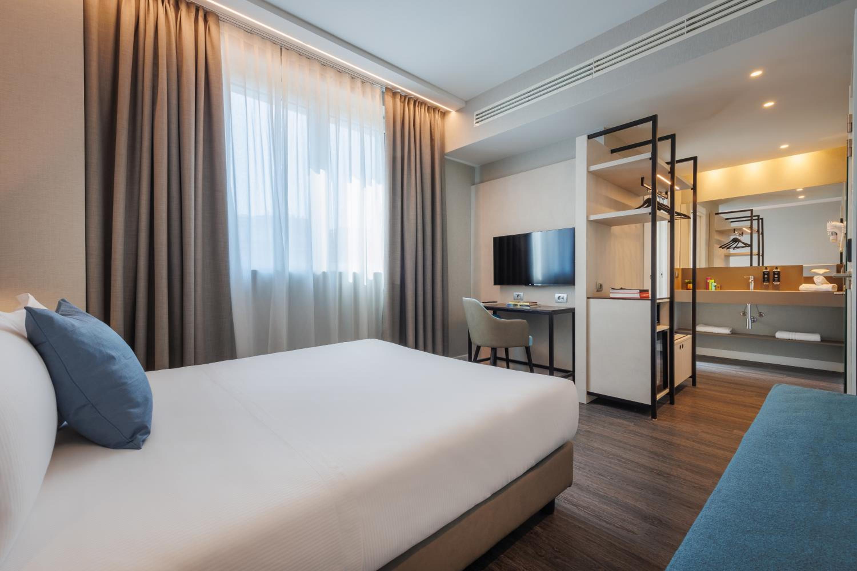 Superior Double Room thumbnail 6