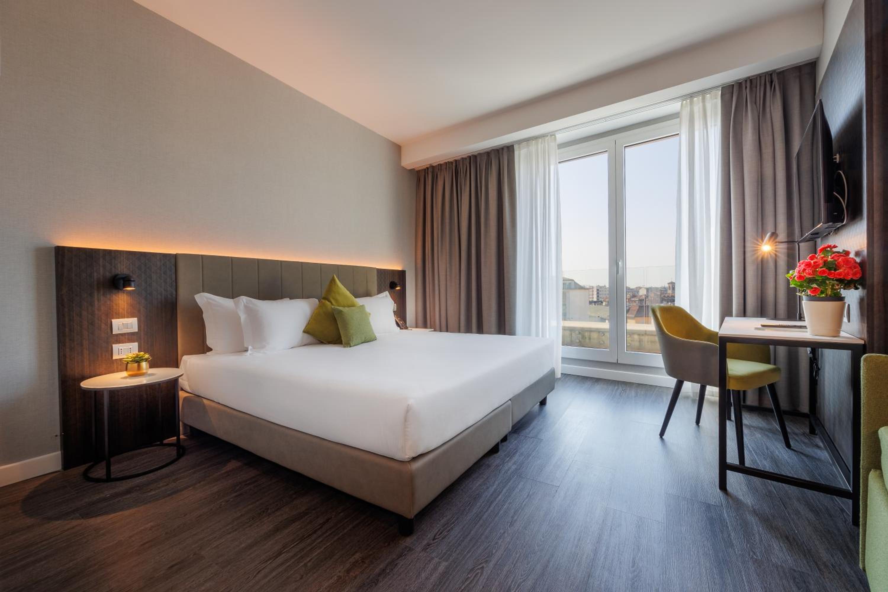 Deluxe Double Room with Balcony thumbnail 5