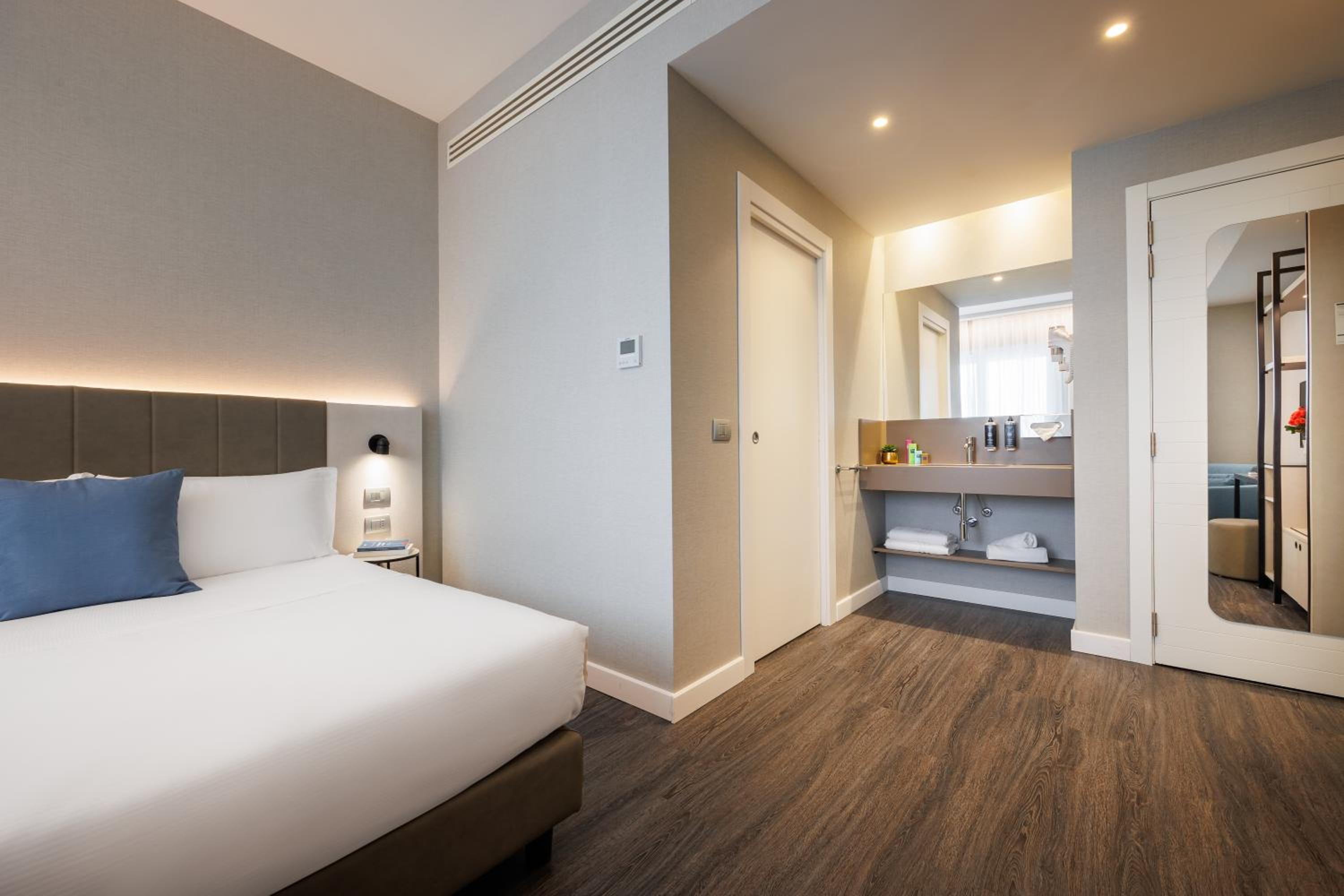 Superior Double Room thumbnail 5