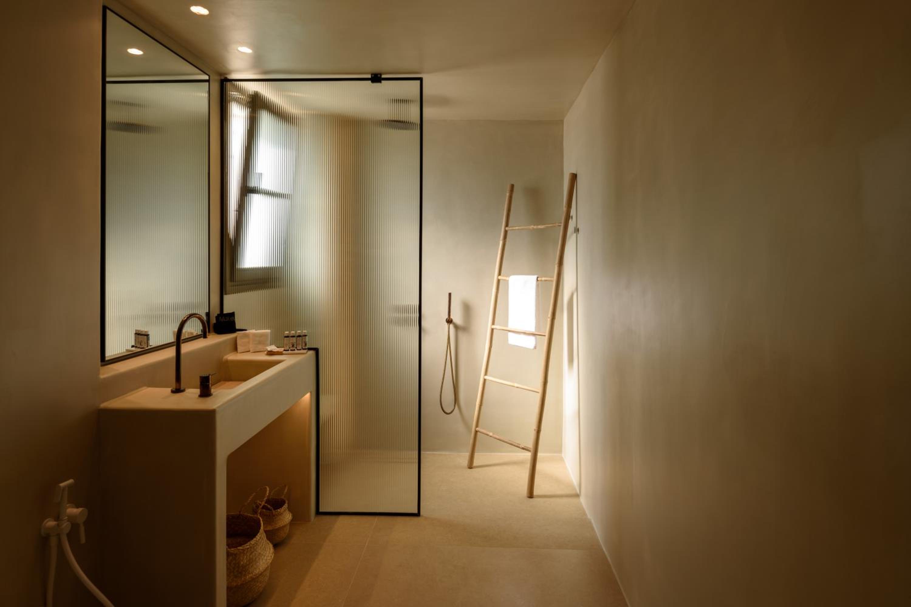 Superior Suite with Heated Jacuzzi and Sea View - Photo 8