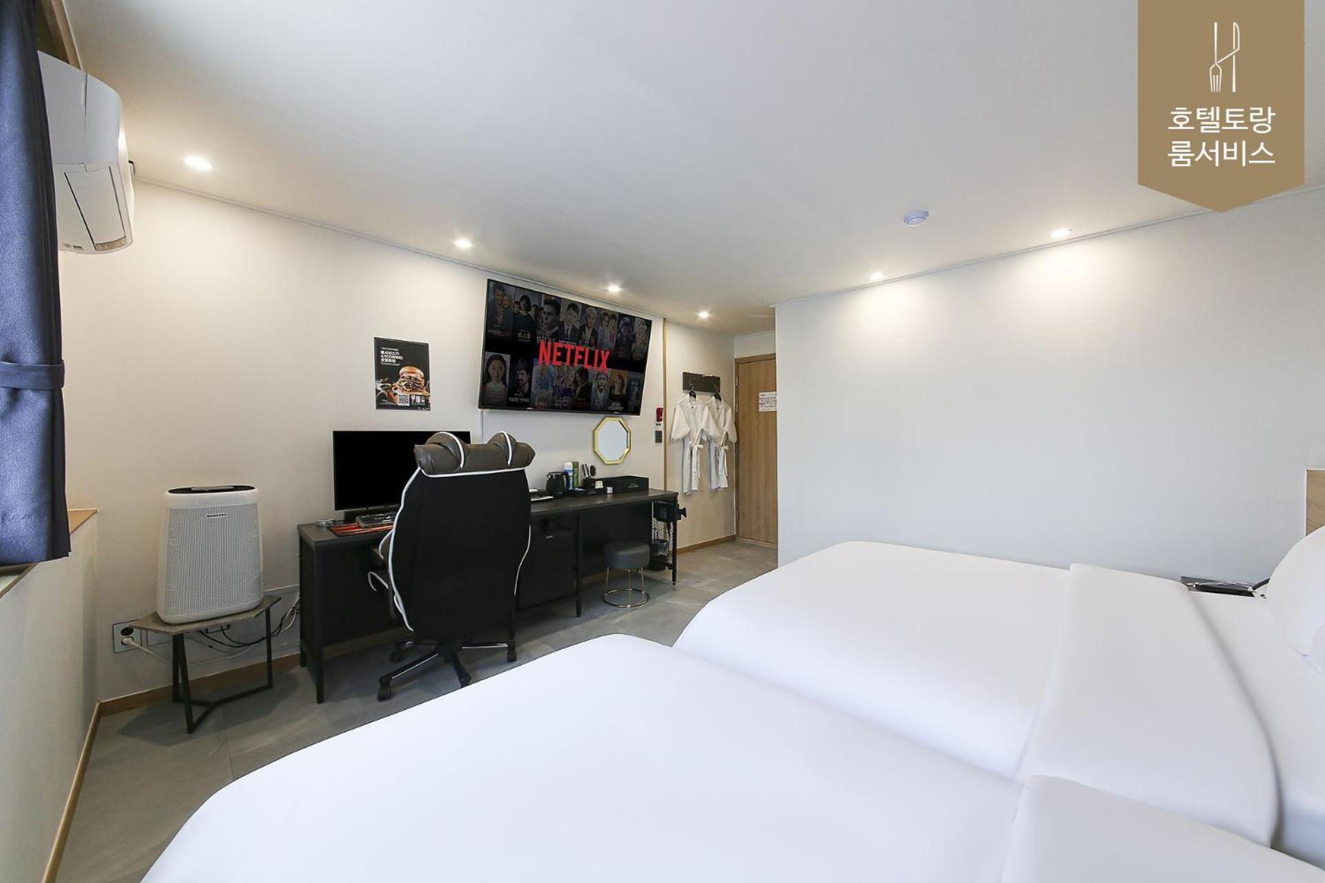 Deluxe Twin Room - Photo 11