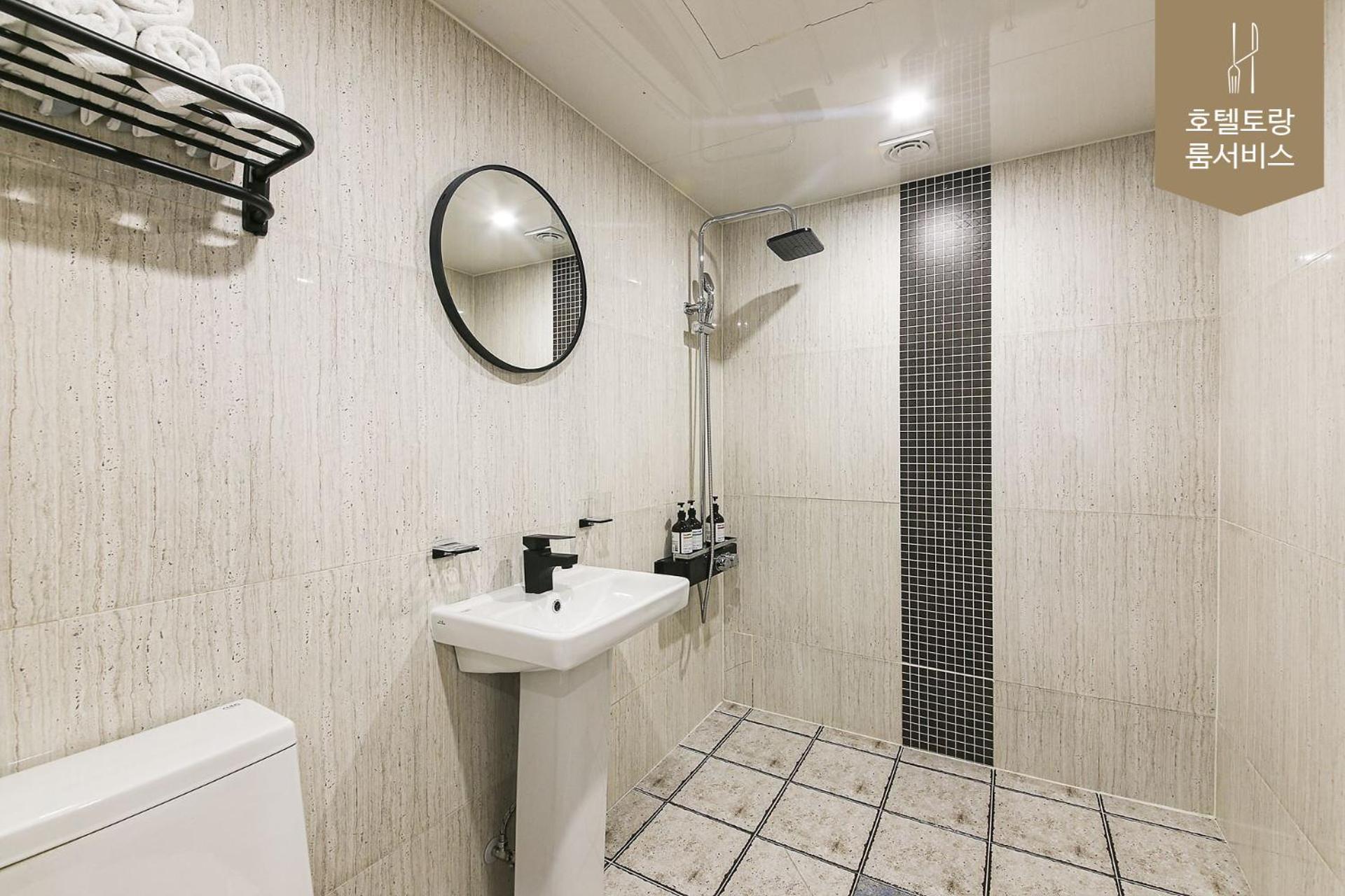 Deluxe Twin Room - Photo 6