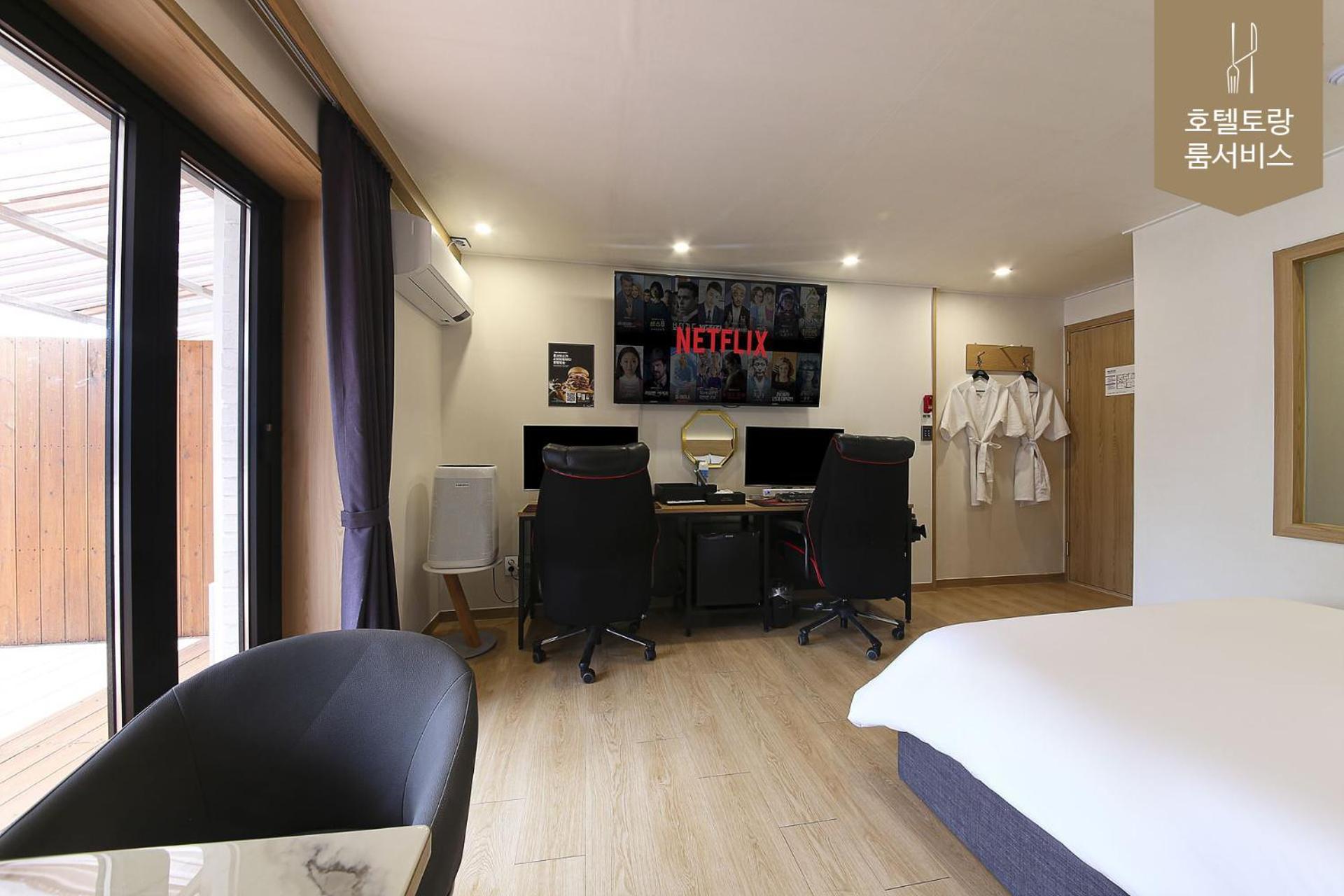 Suite with Terrace - Photo 8