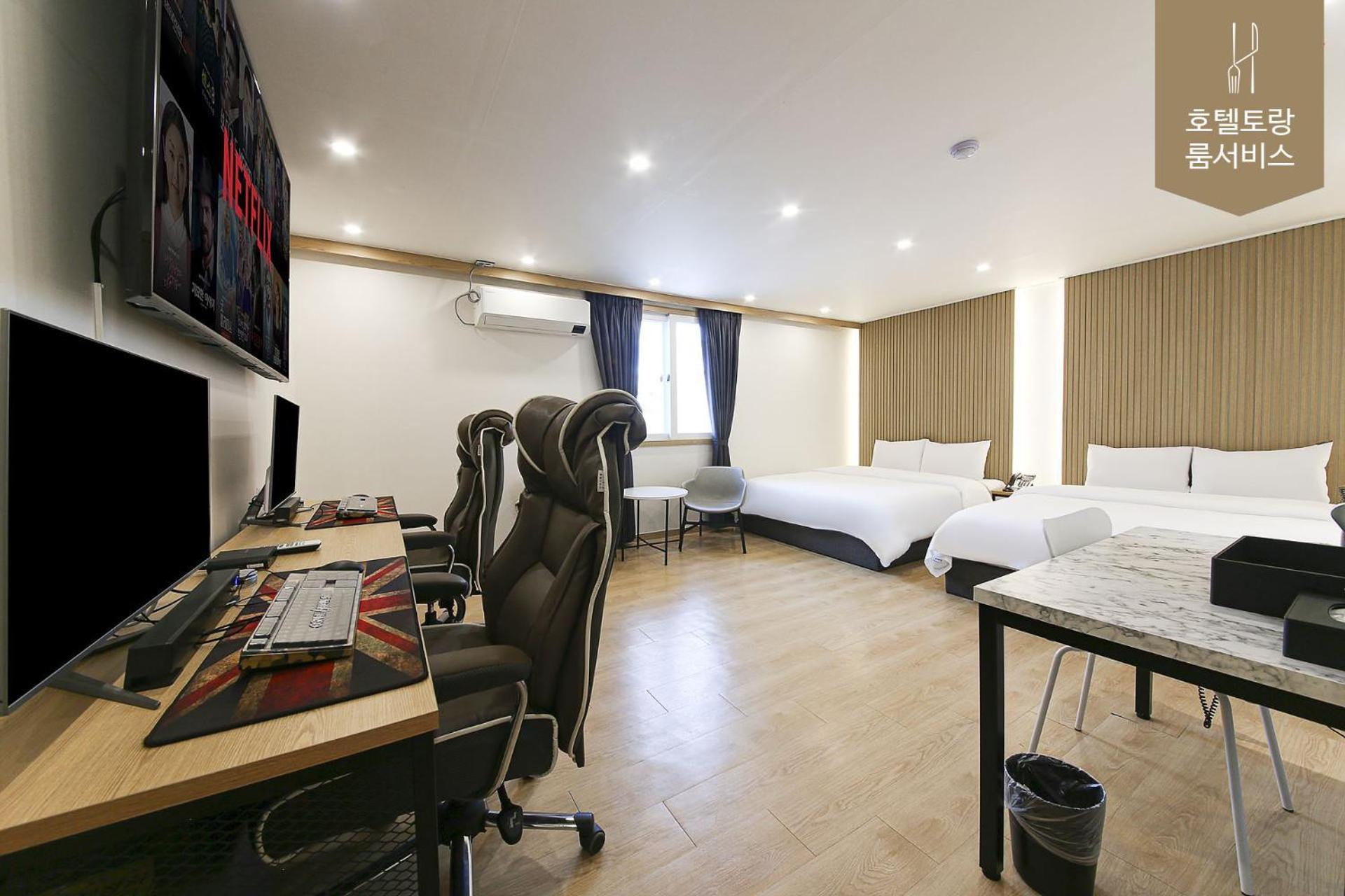 Family Twin Room - Photo 1