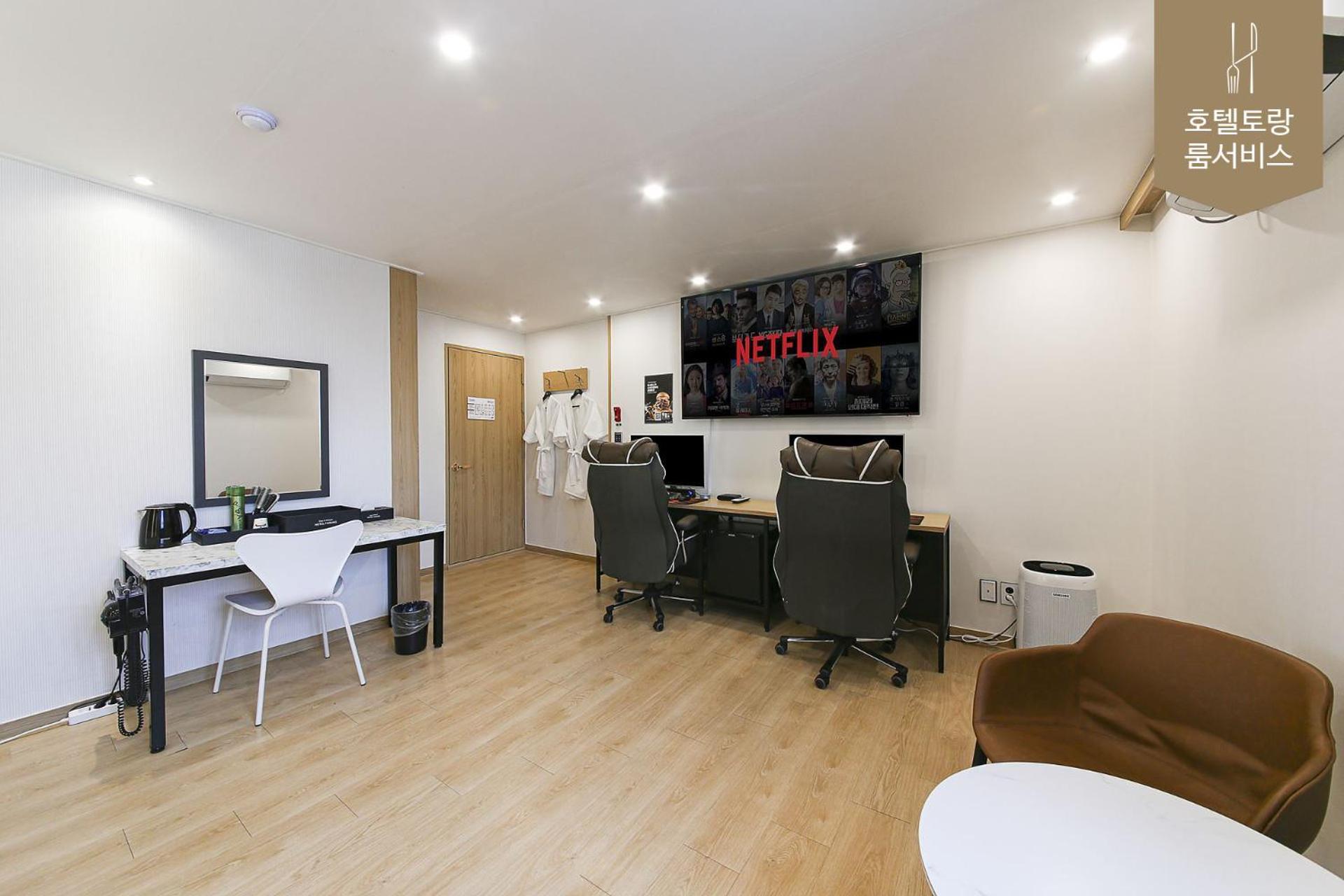 Family Twin Room - Photo 12