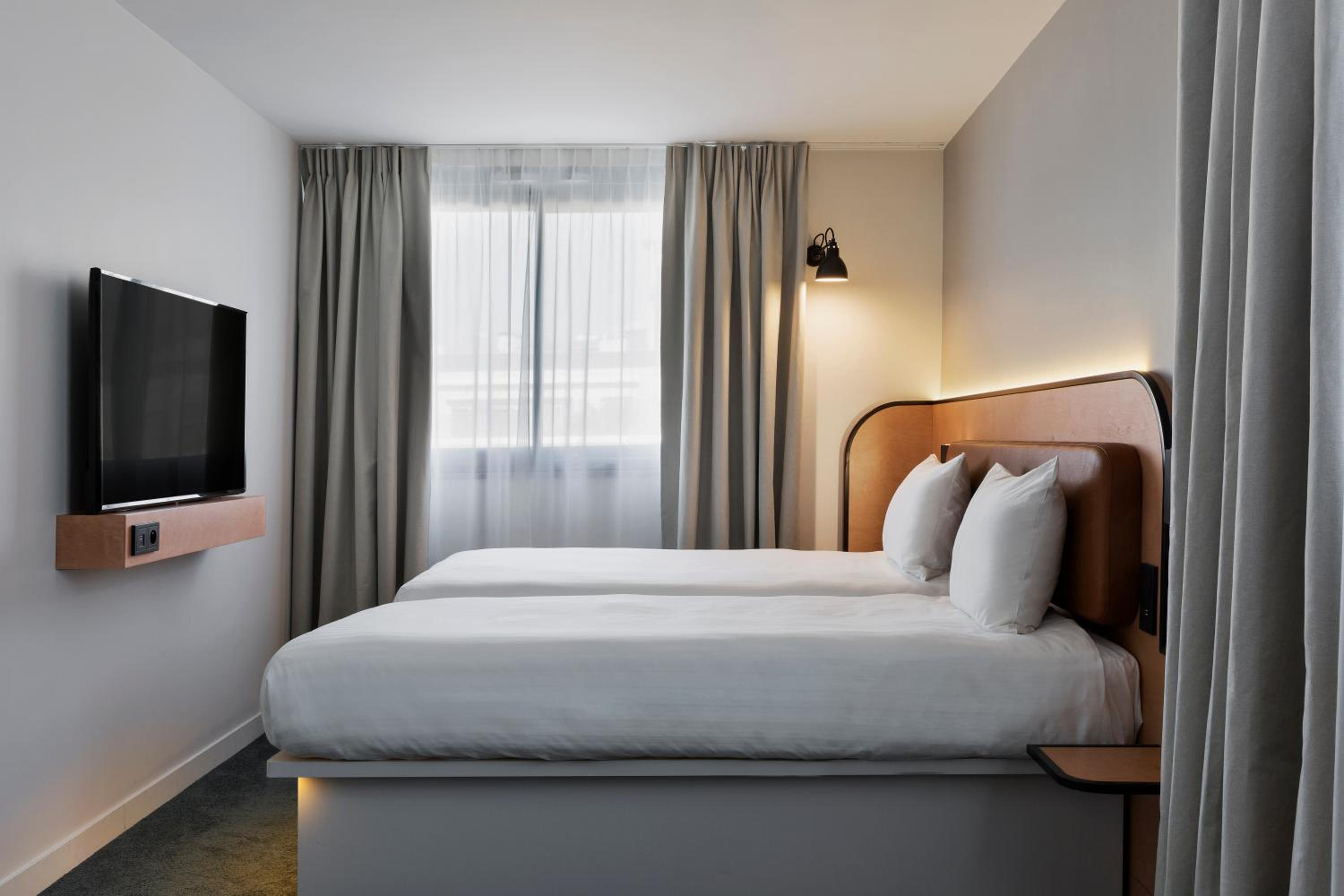 Moxy Sleeper Twin Room photo 1