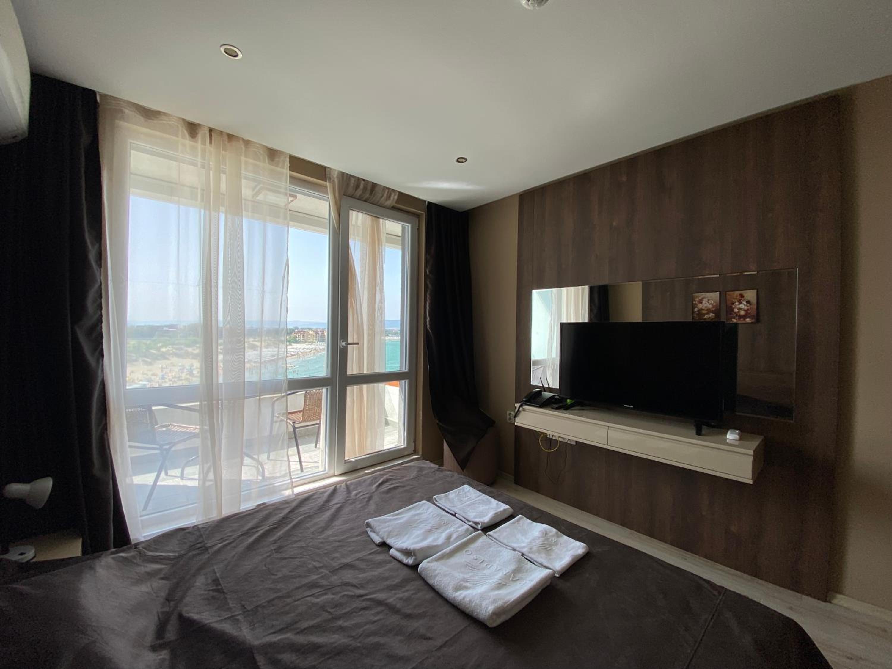 One-Bedroom Apartment photo 1