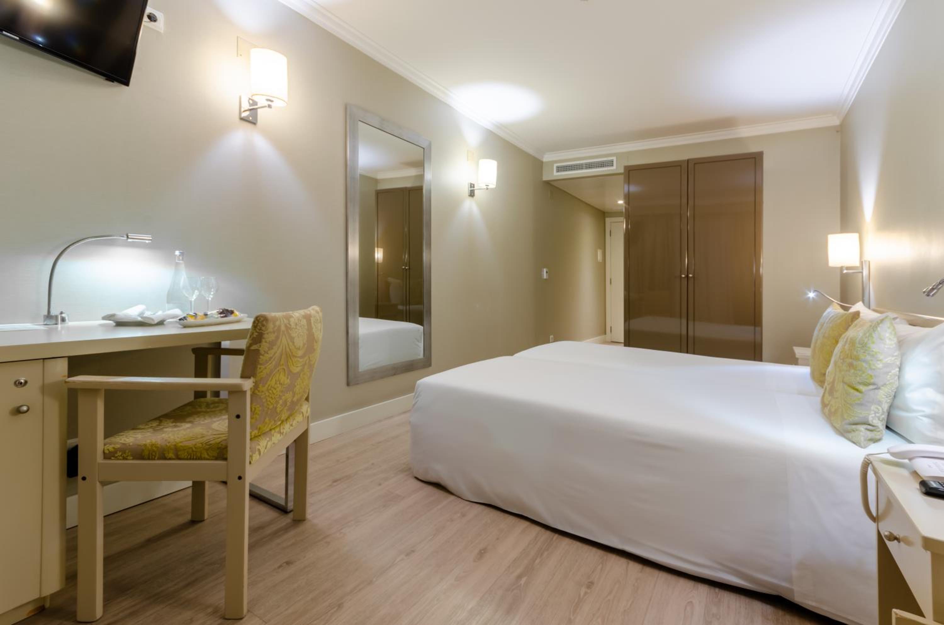 Double or Twin Room - Photo 4
