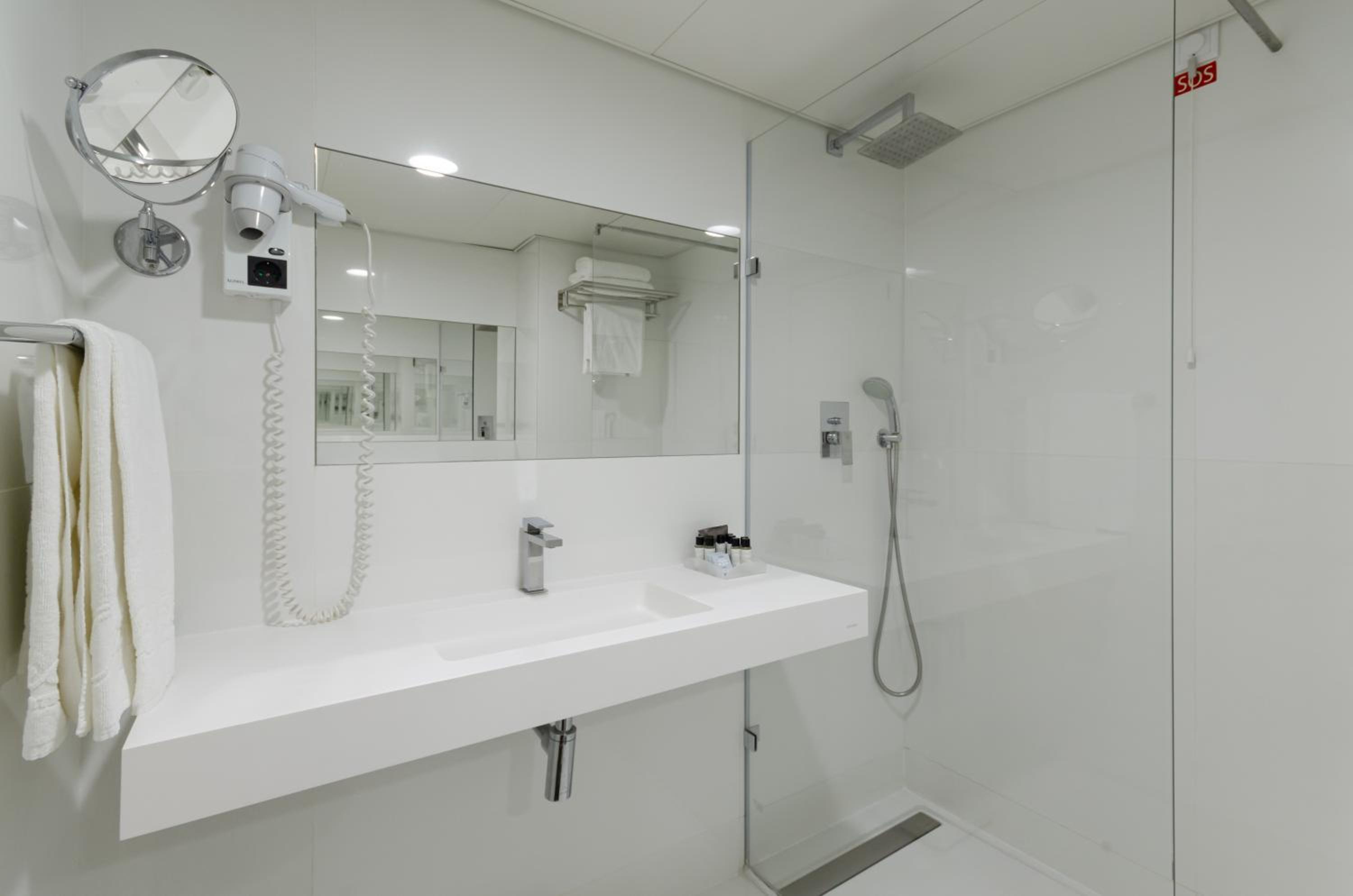 Double or Twin Room - Photo 8
