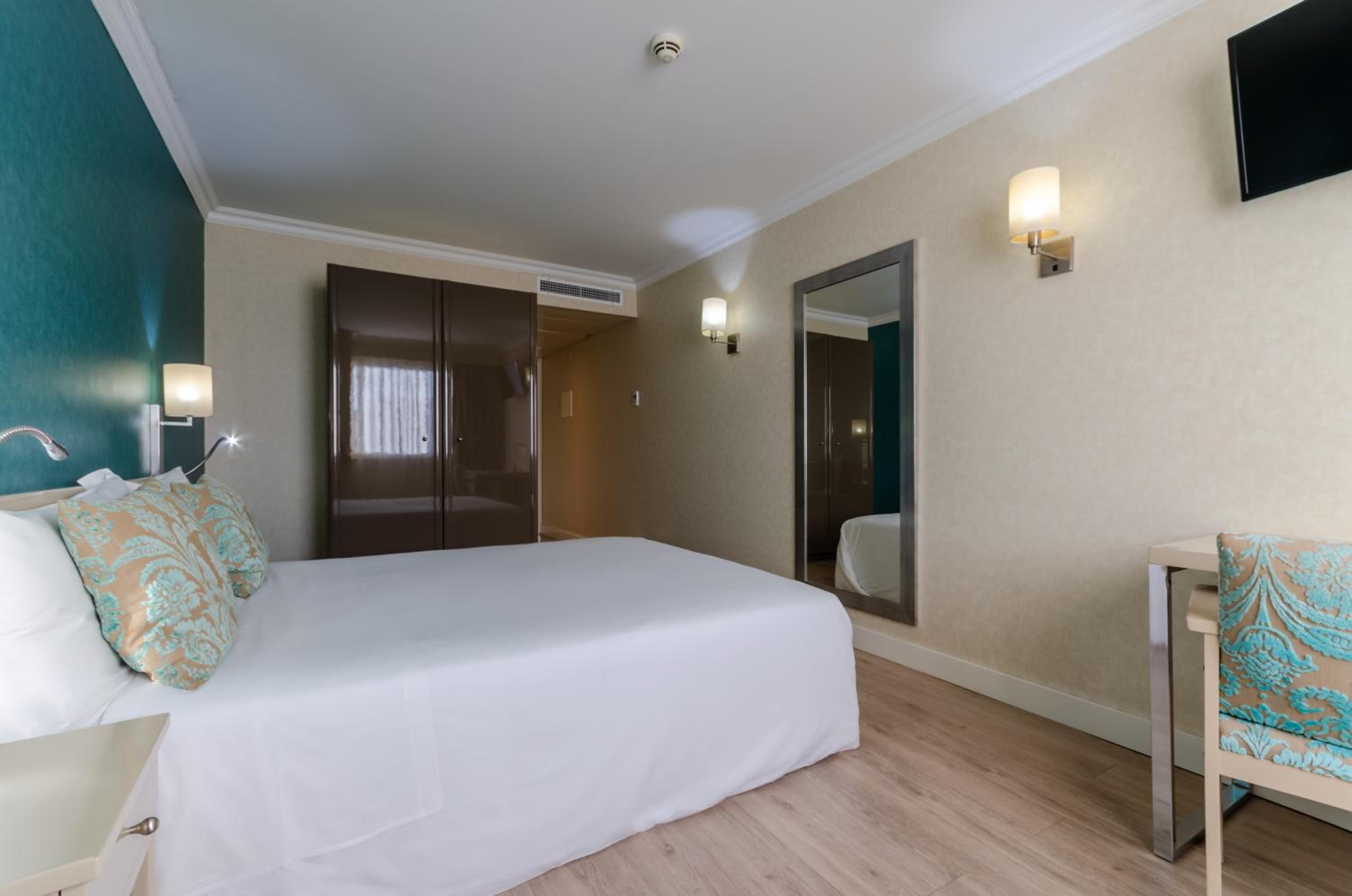 Double or Twin Room - Photo 15