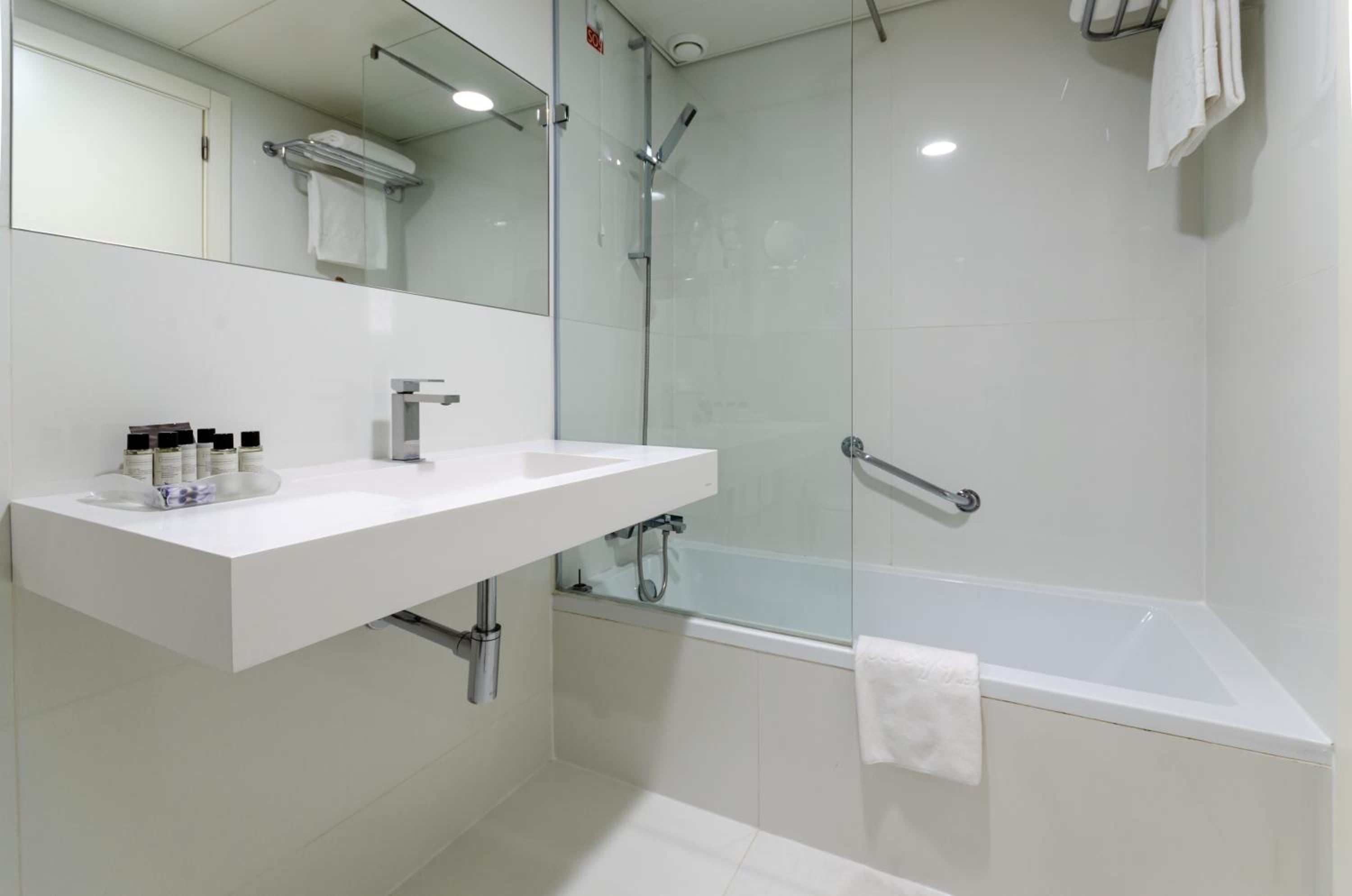 Double or Twin Room - Photo 7