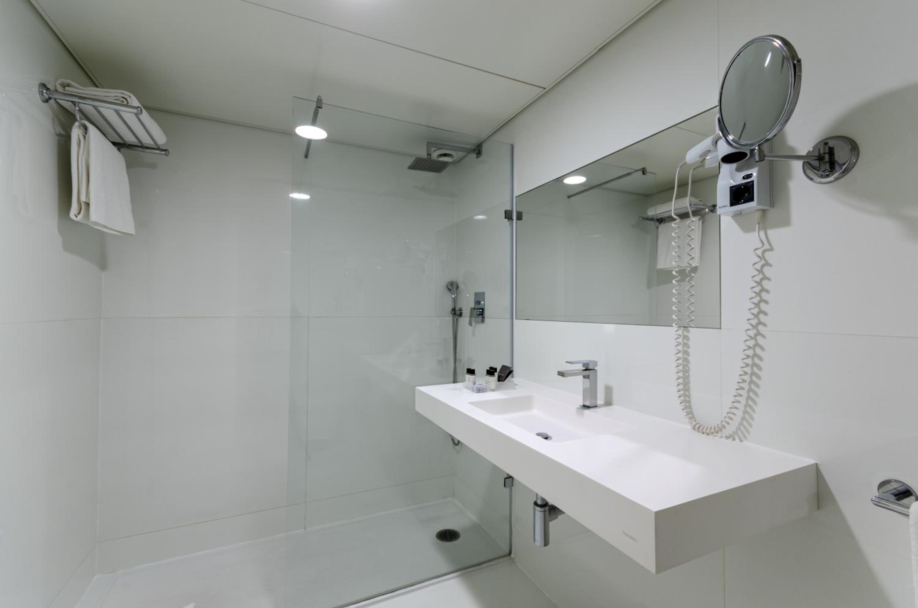 Double or Twin Room - Photo 6