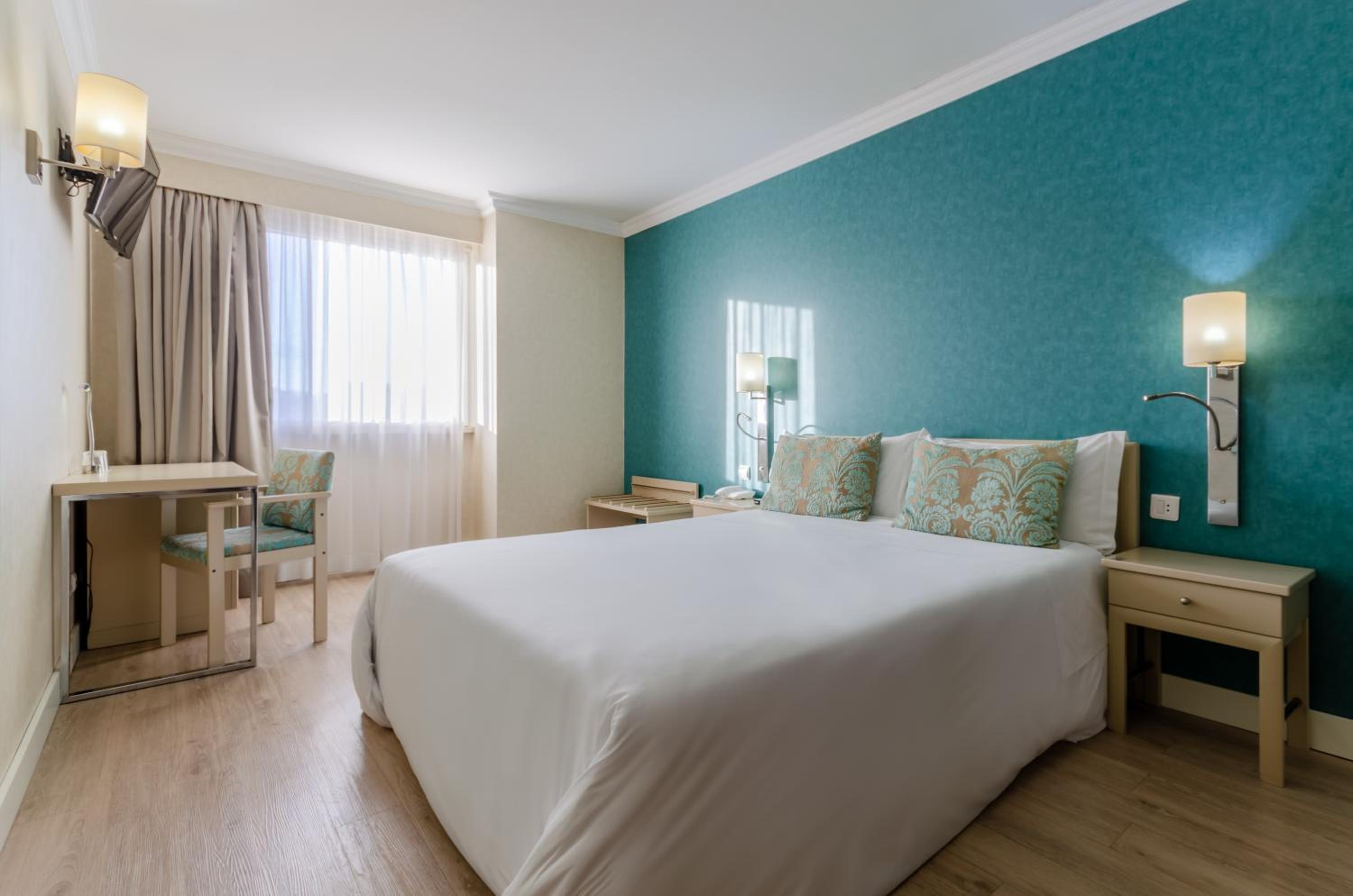 Double or Twin Room - Photo 12