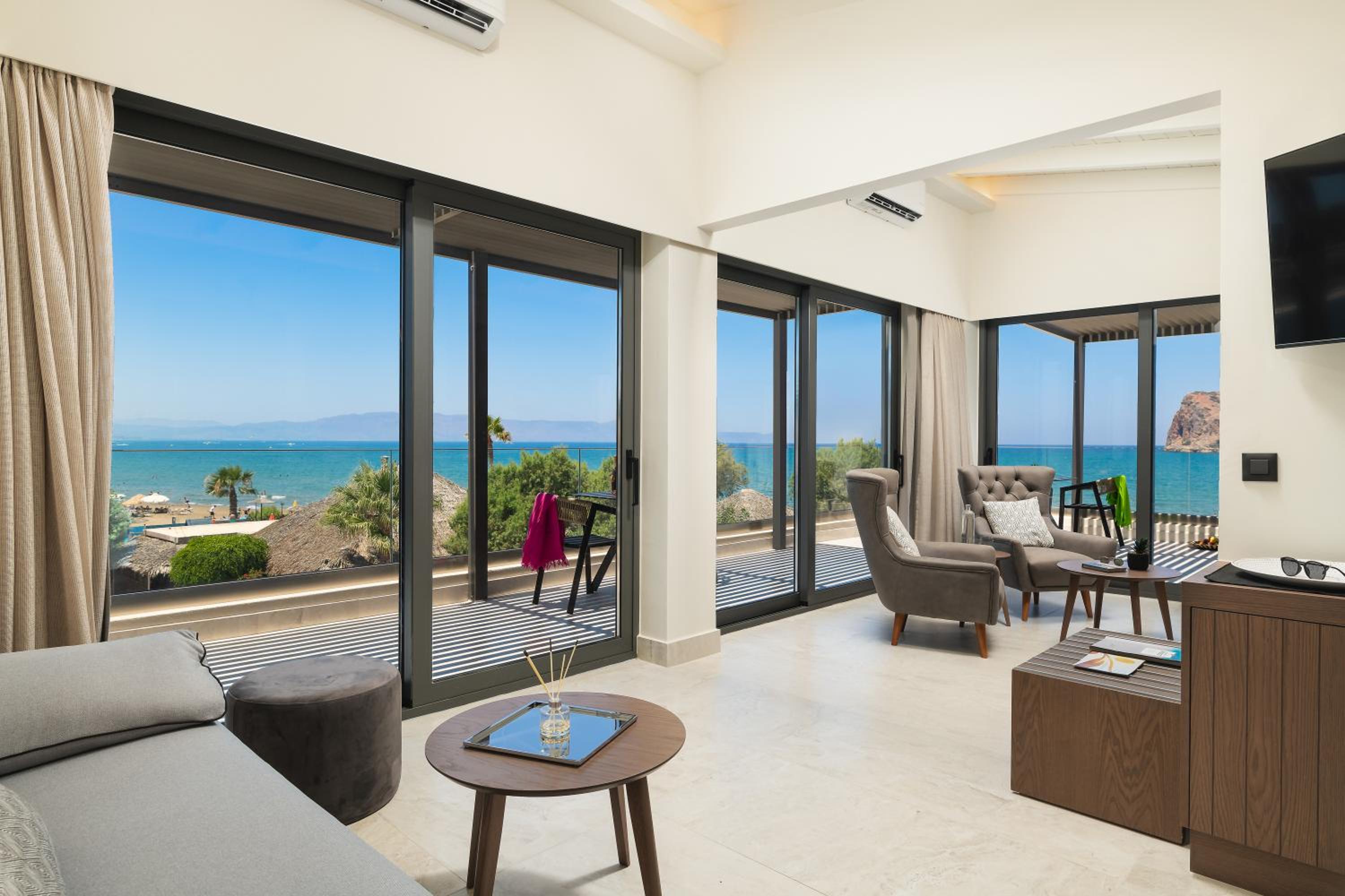 Junior Suite with Sea View, Private Pool and Hammam - Photo 4