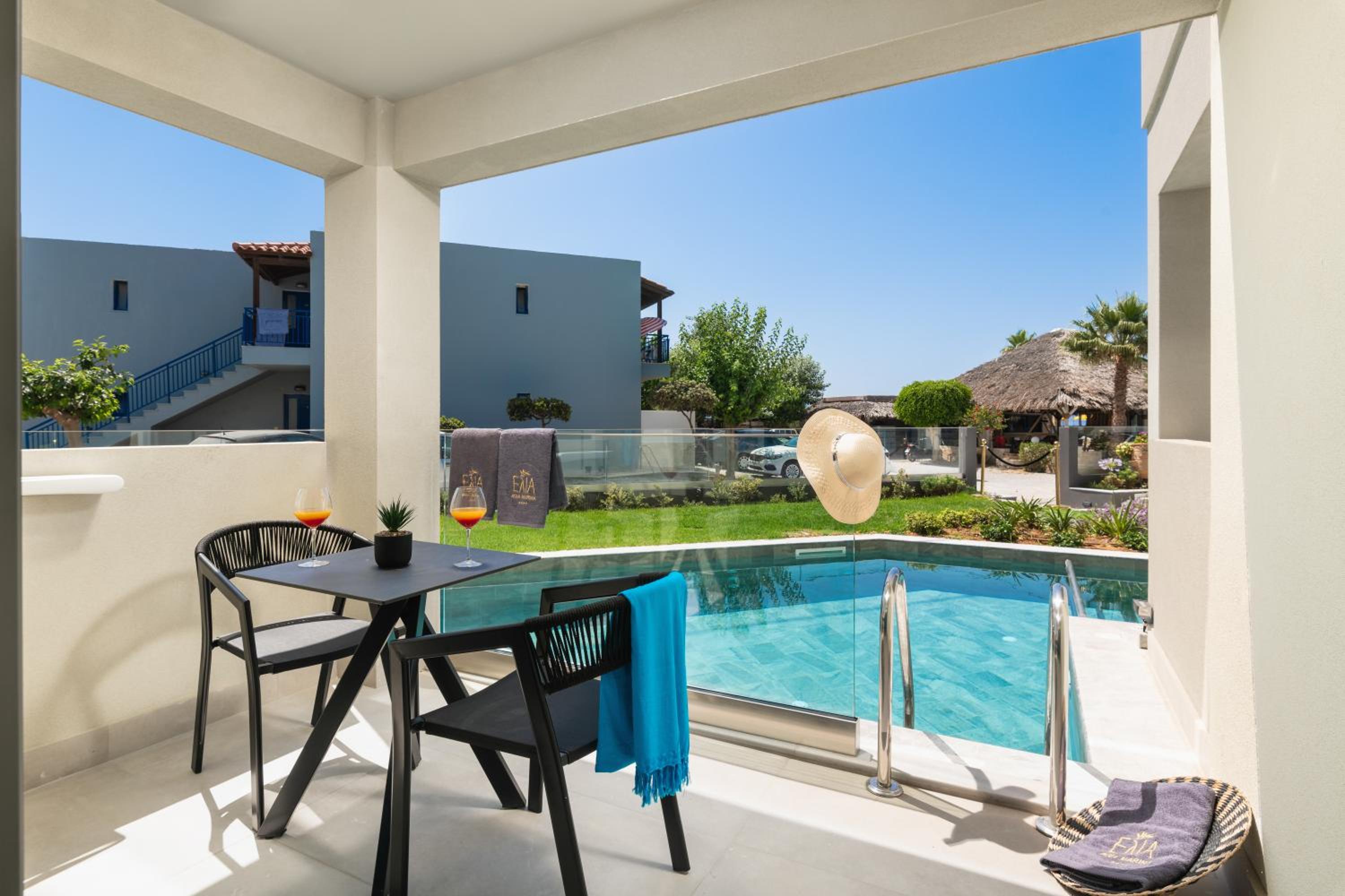 Deluxe Swim Up Room - Photo 2