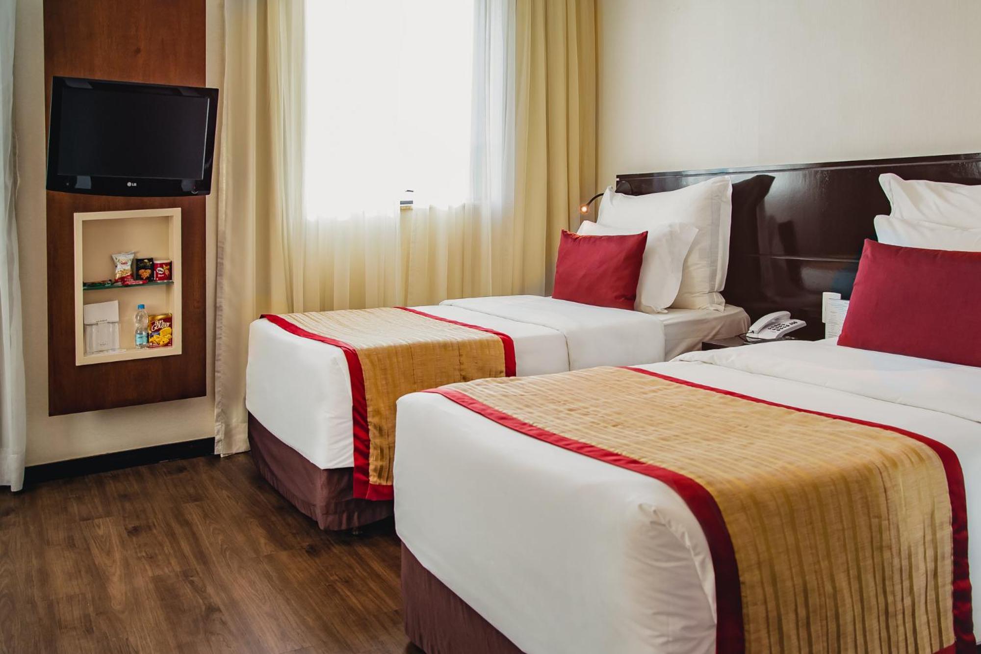 Deluxe Twin Room thumbnail 5