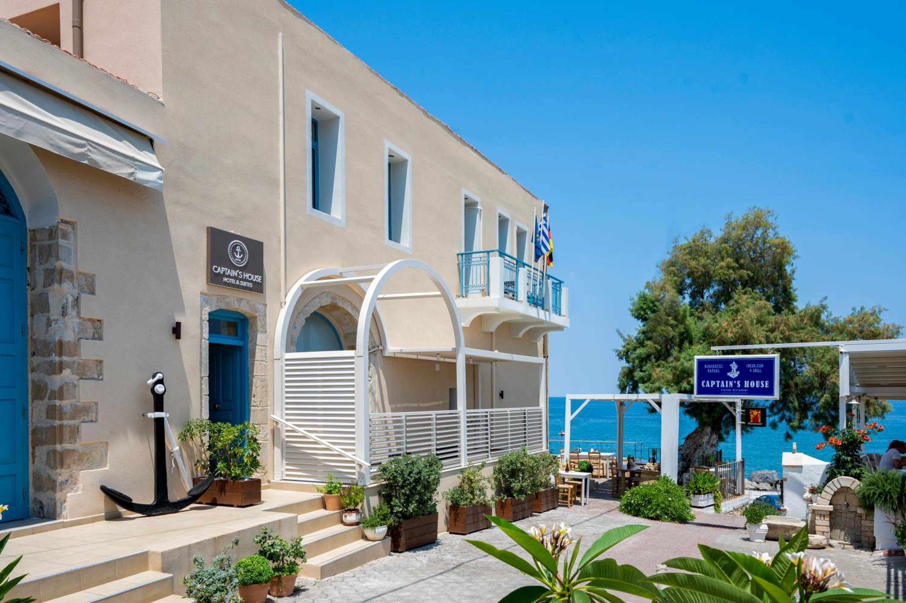 Deluxe Suite with Sea View - Photo 10