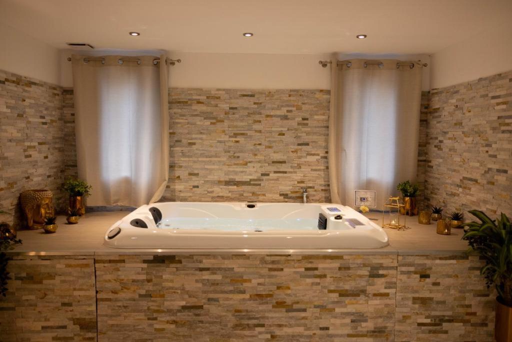 Suite with Hot Tub photo 2