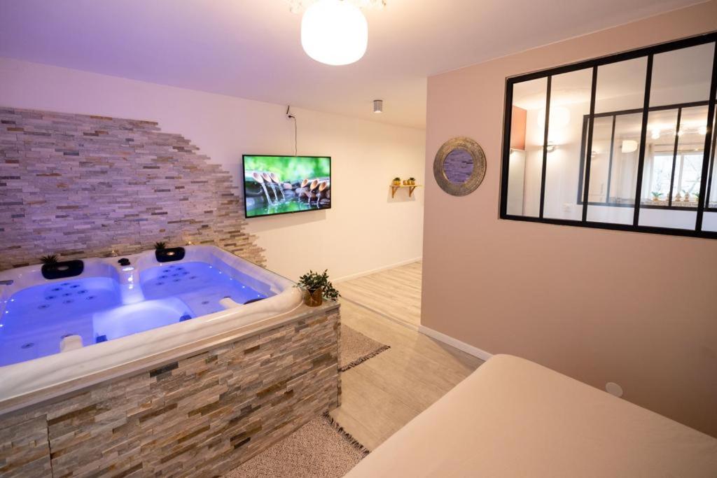 Suite with Hot Tub photo 1