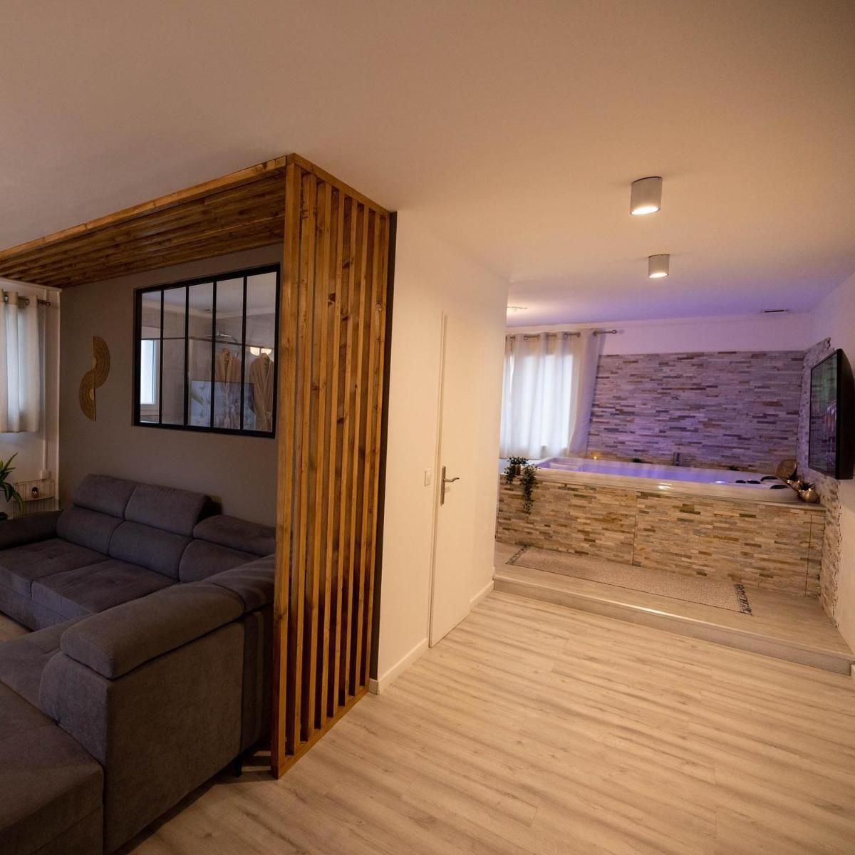 Suite with Hot Tub photo 3