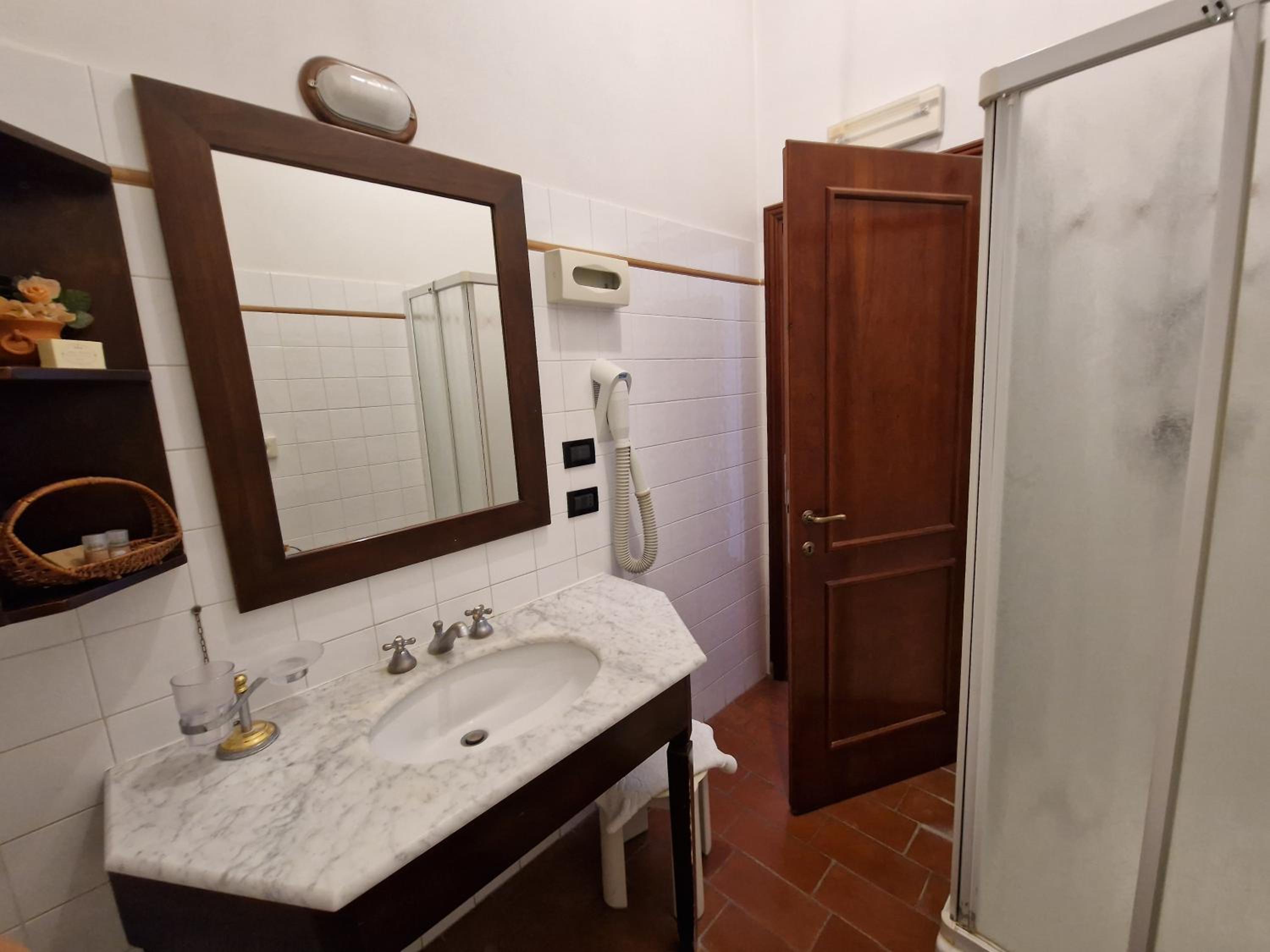 Classic Double Room - Photo 9