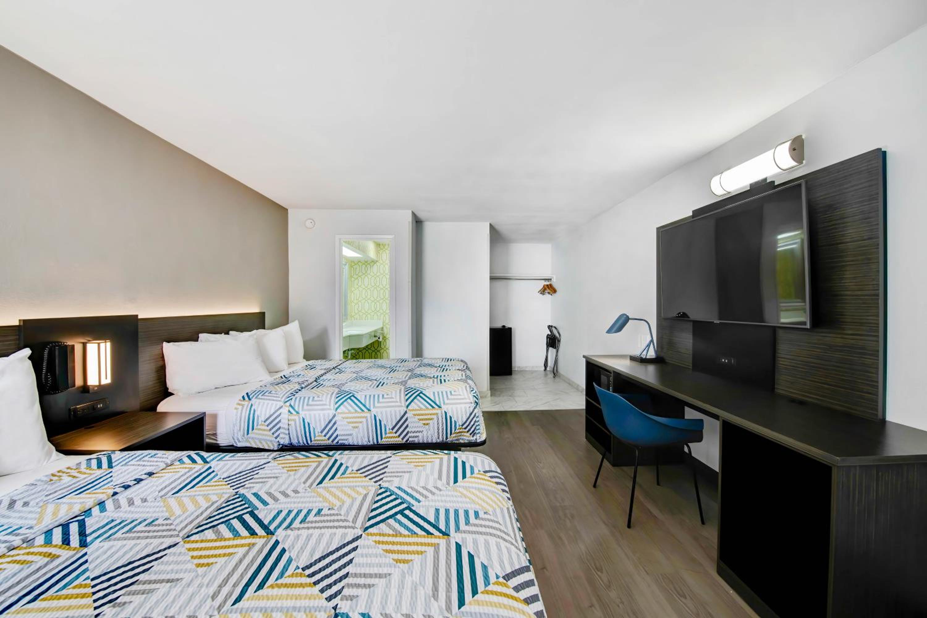 Deluxe Queen Room with Two Queen Beds - Non-Smoking - Photo 5