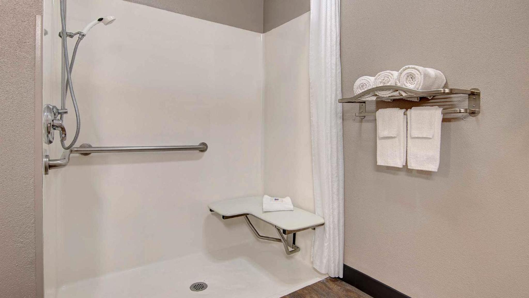 King Room with Roll-in Shower - Disability Access - Non-Smoking - Photo 12