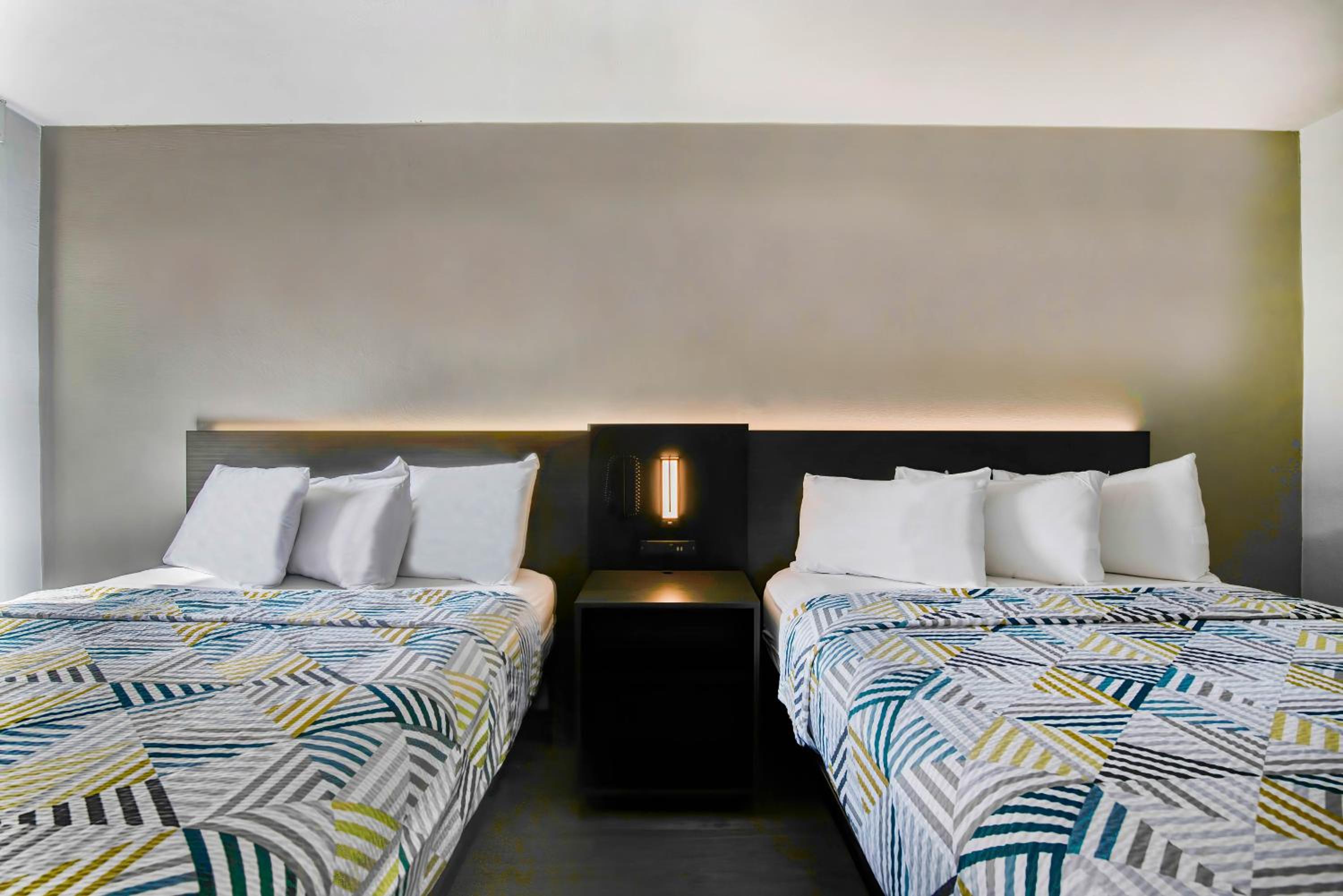 Deluxe Queen Room with Two Queen Beds - Non-Smoking - Photo 9