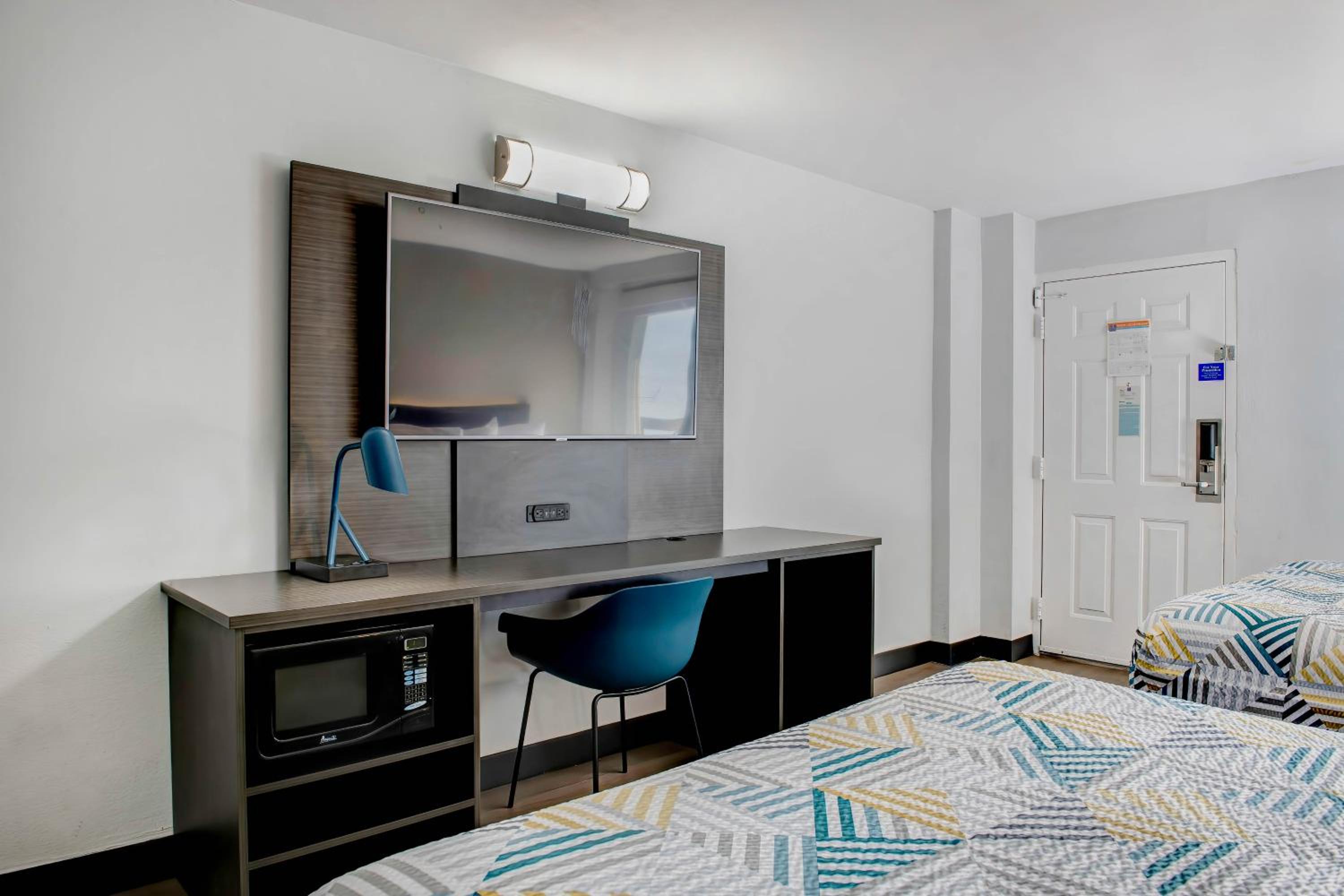 Deluxe Queen Room with Two Queen Beds - Non-Smoking - Photo 8
