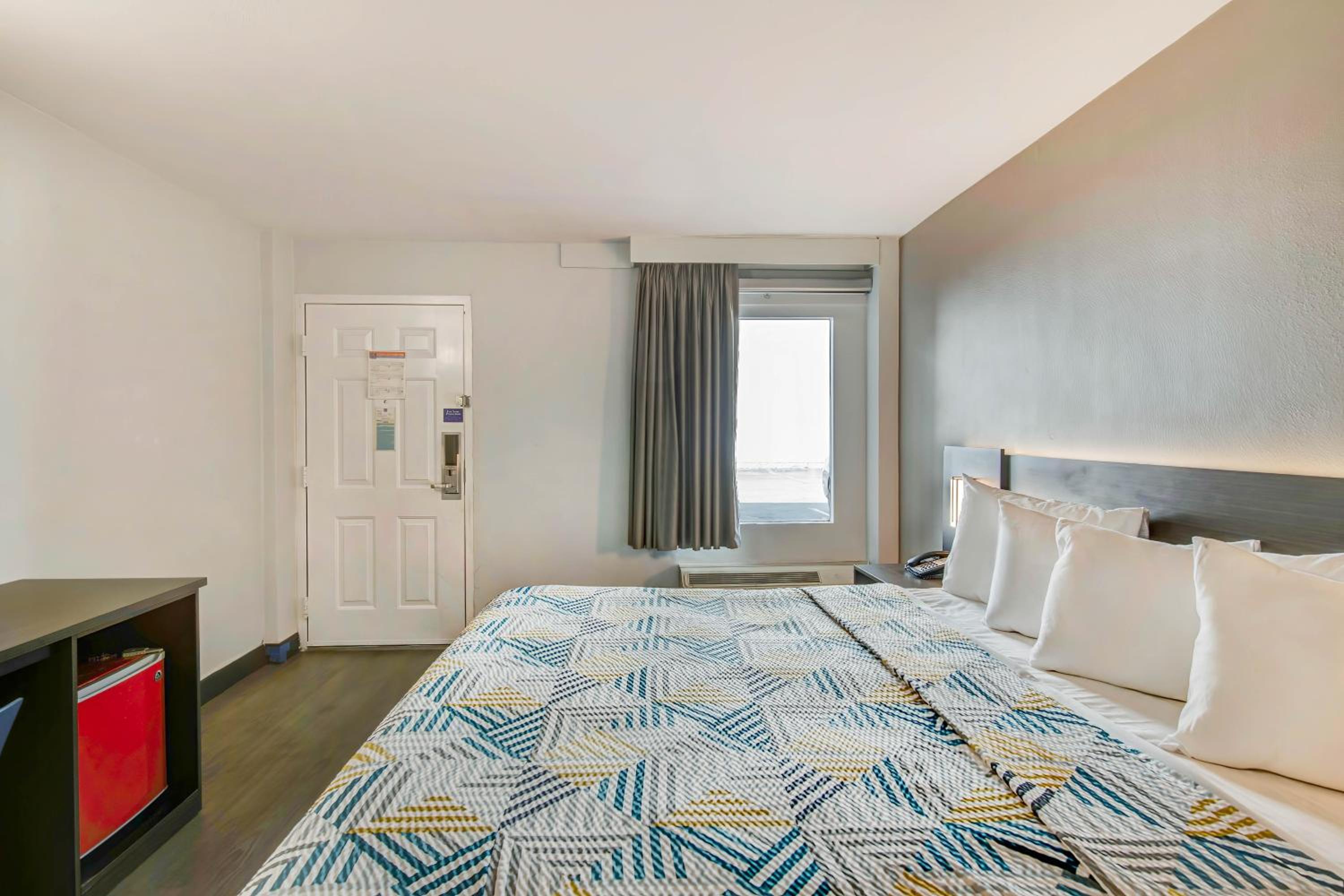 Deluxe King Room - Non-Smoking - Photo 7