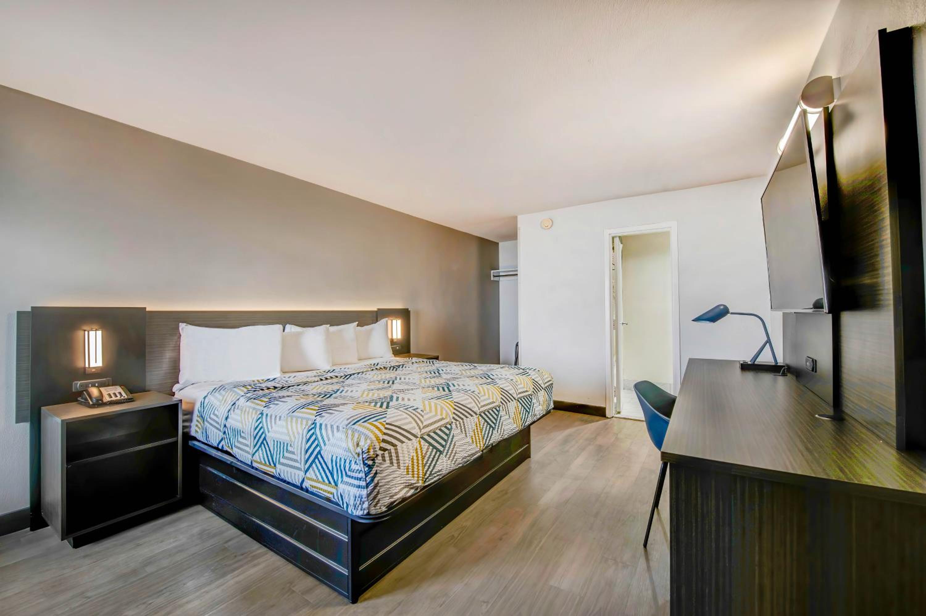 Deluxe King Room - Non-Smoking - Photo 9