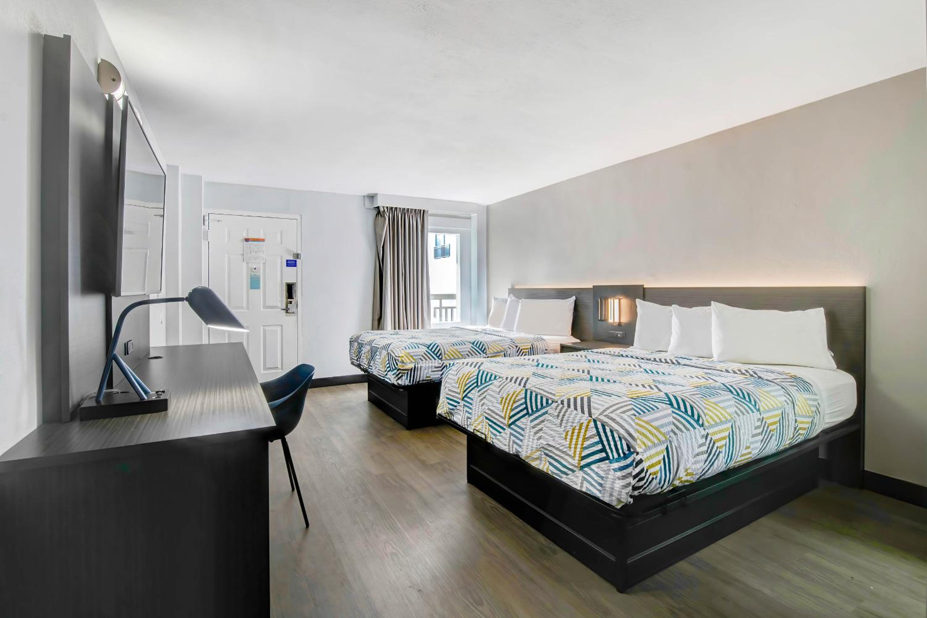 Deluxe Queen Room with Two Queen Beds - Non-Smoking - Photo 6