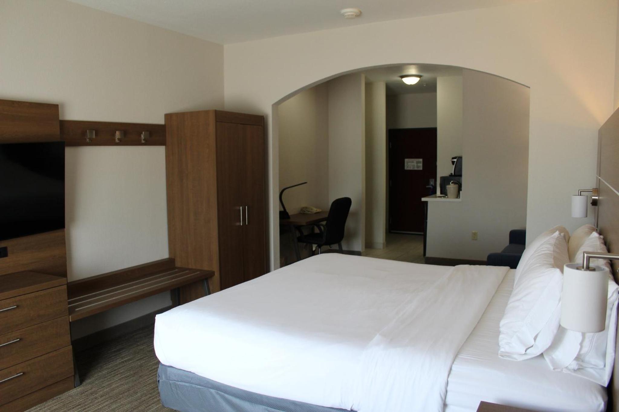 Junior Suite with One King Bed - Photo 3