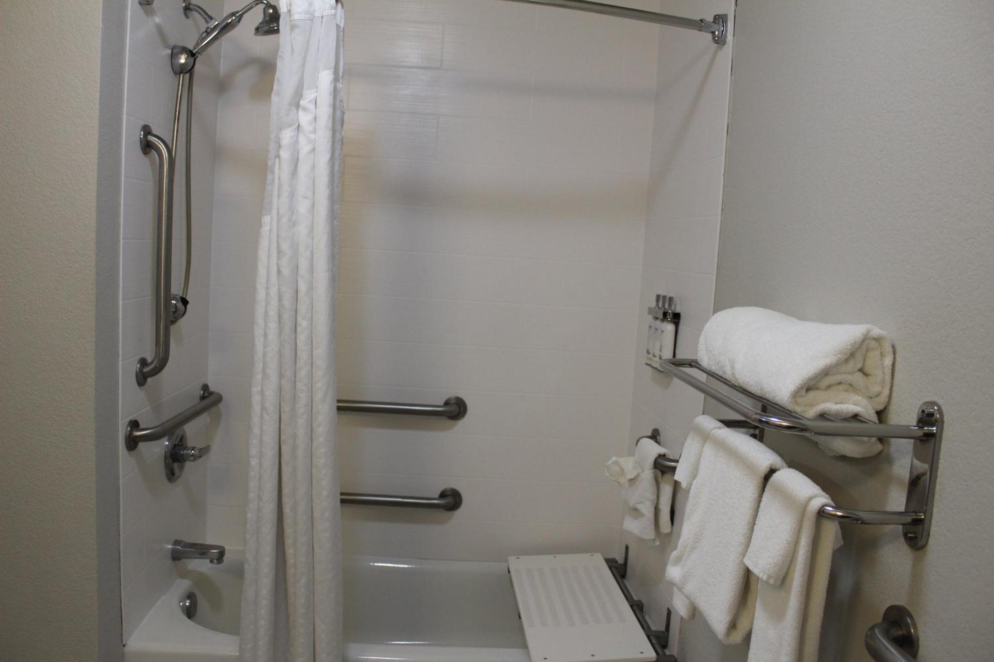 Queen Suite - Communication/Mobility Accessible with Tub photo 3