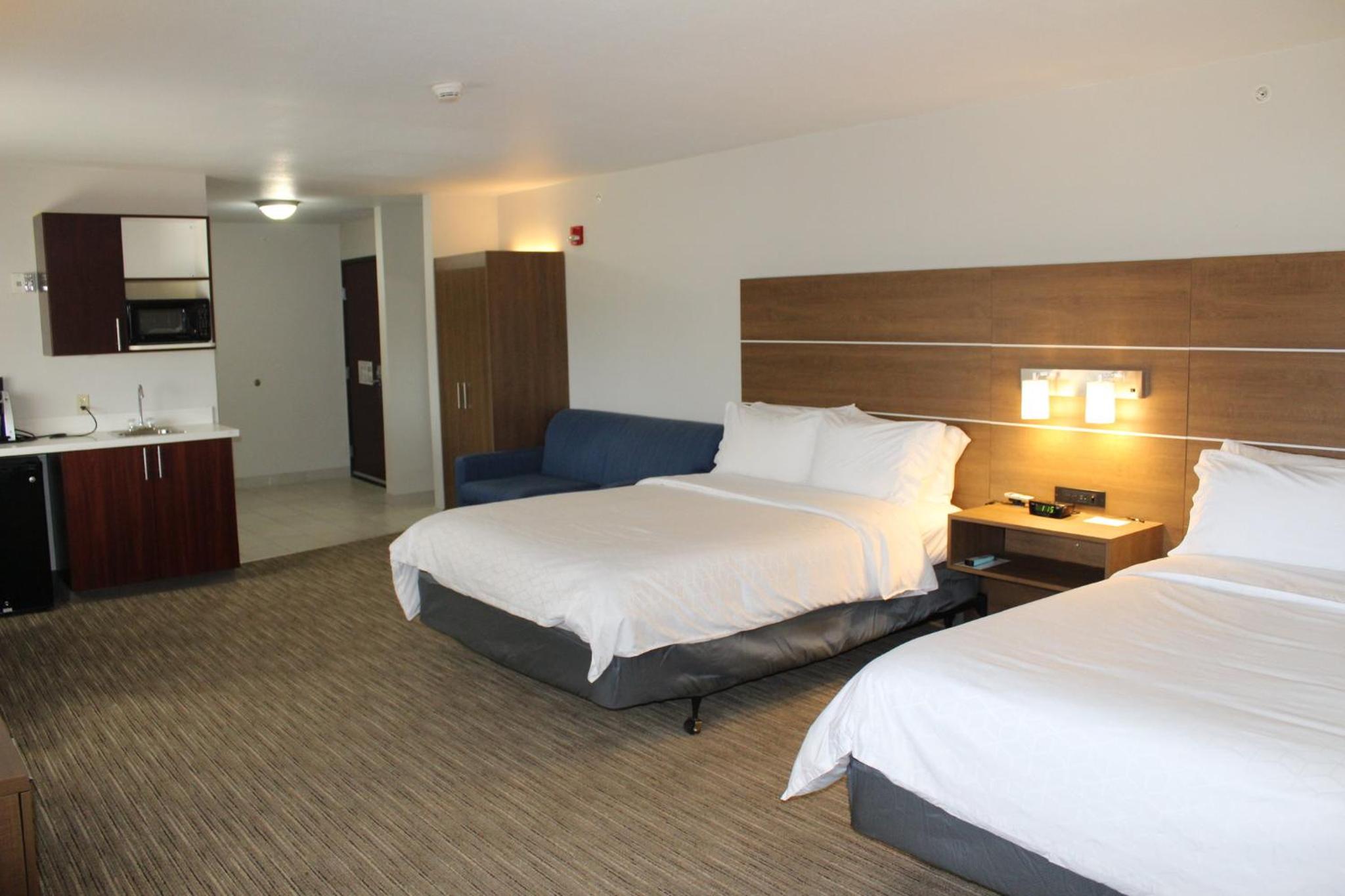 Queen Suite - Communication/Mobility Accessible with Tub photo 2