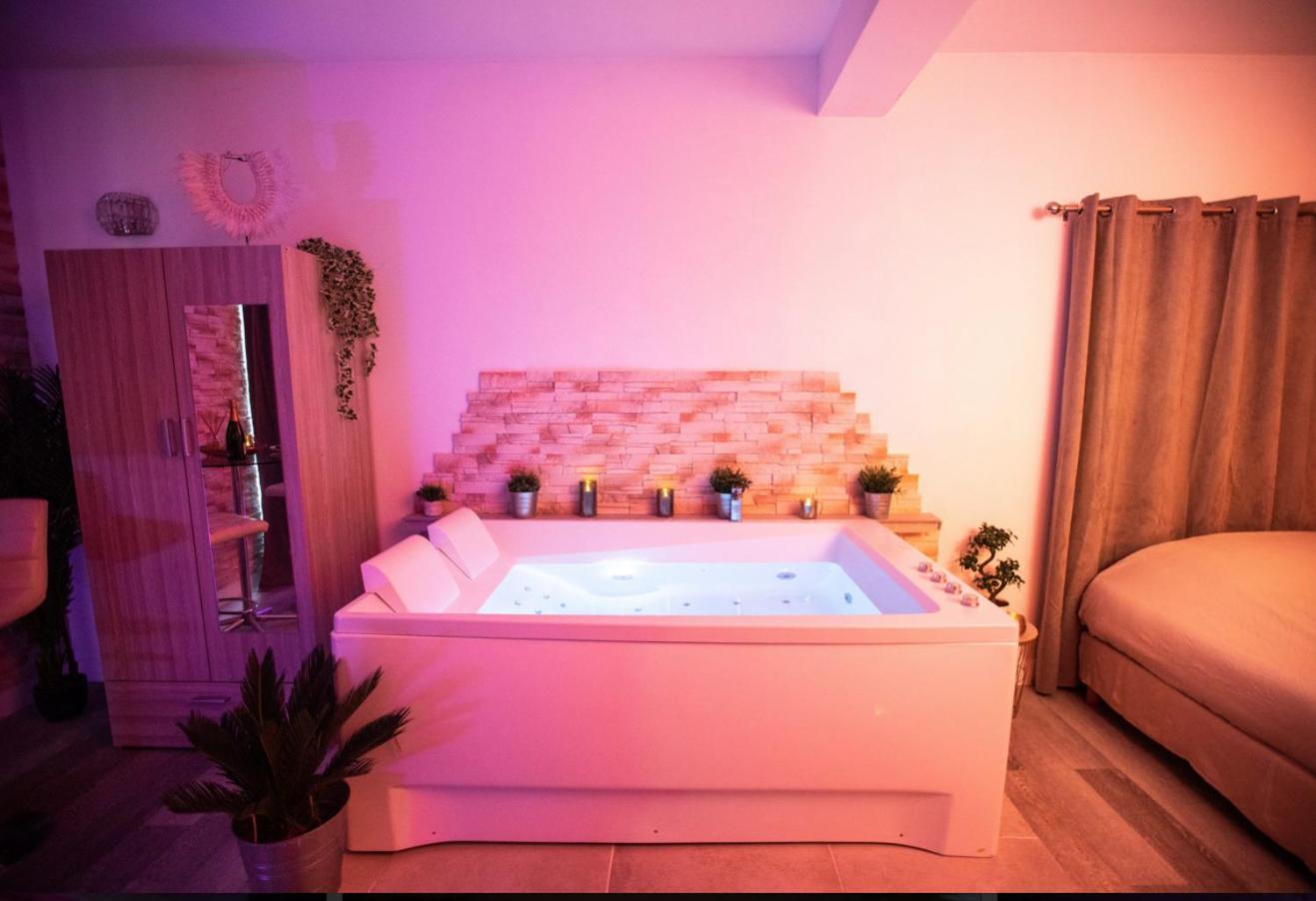 Studio with Spa Bath photo 1
