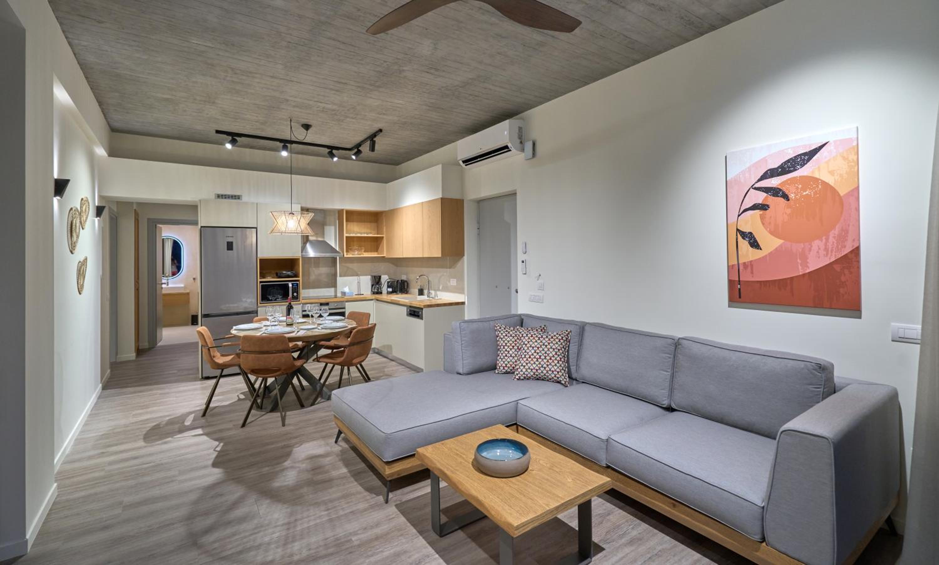 Apartment with Pool View