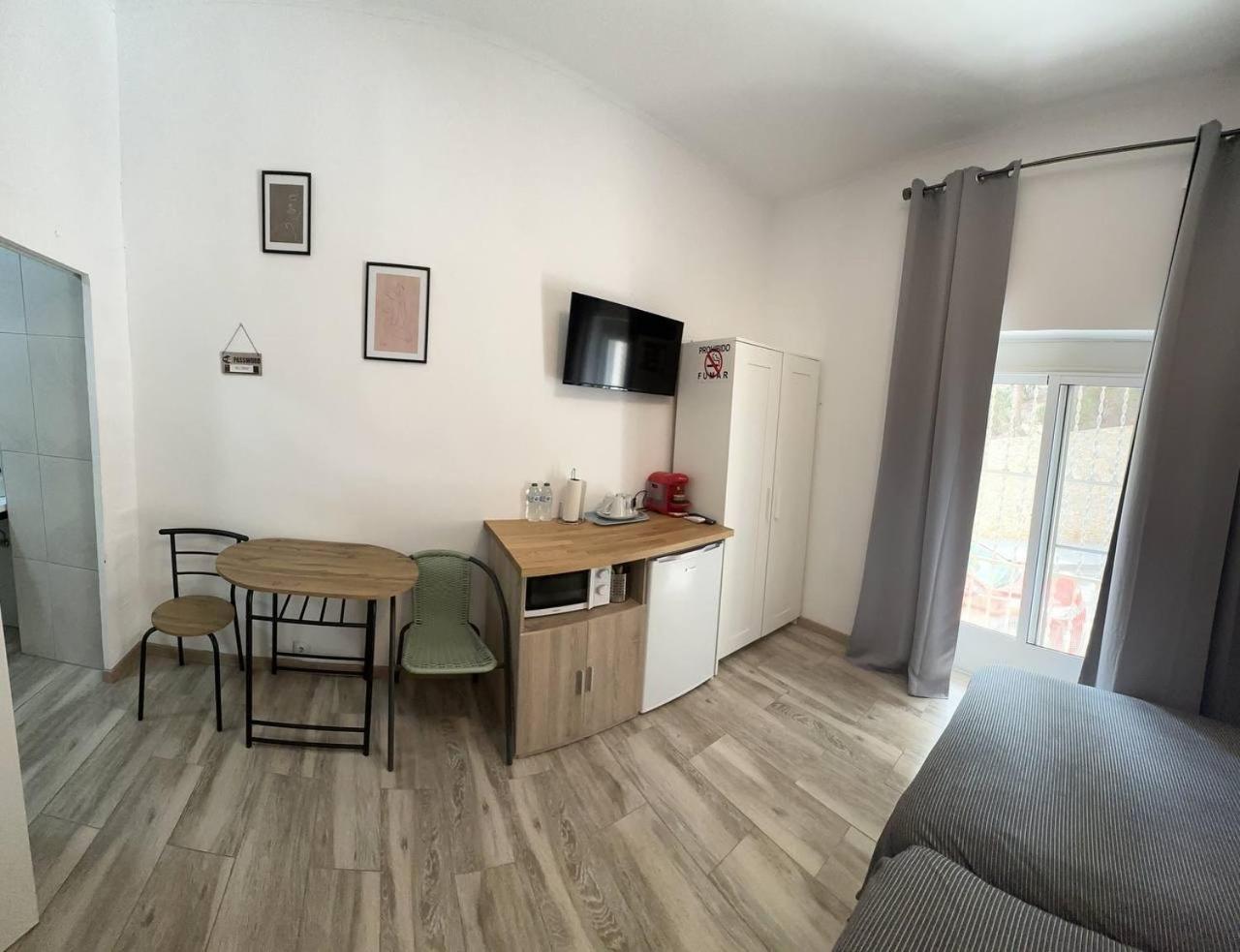 Double Room with Private Bathroom - Photo 6