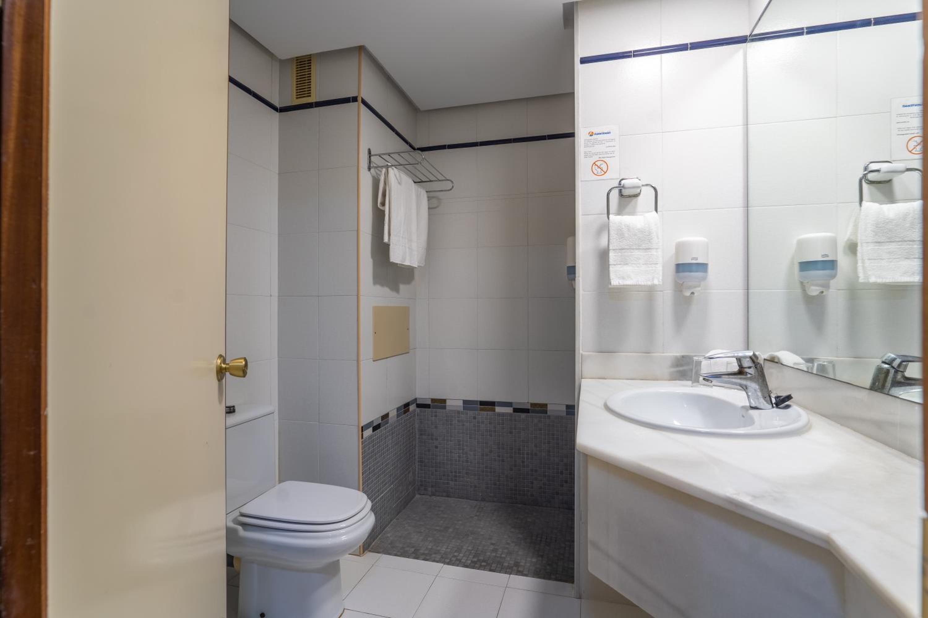 Superior Room (3 Adults) photo 3