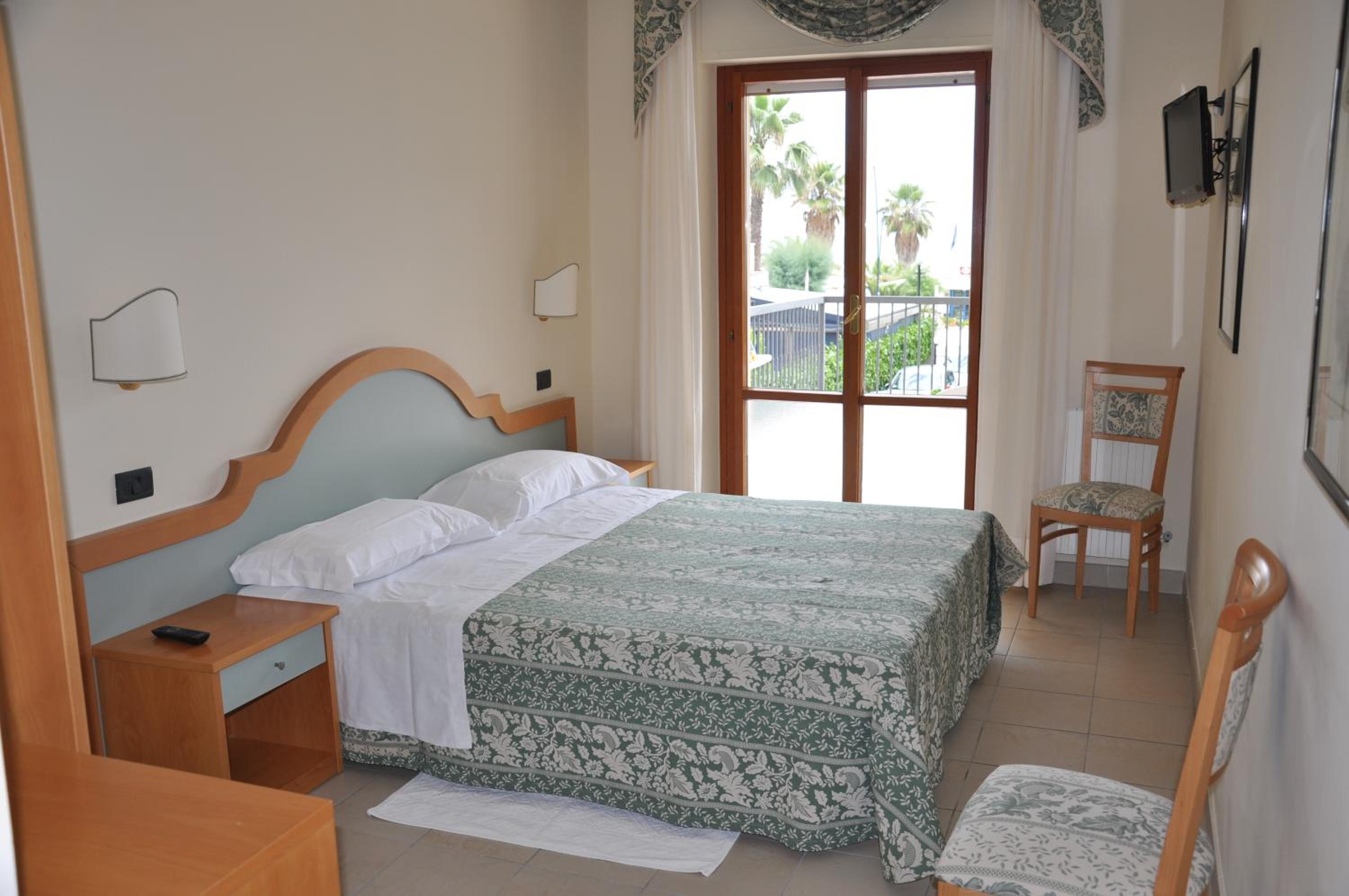 Double or Twin Room with Balcony - Photo 1