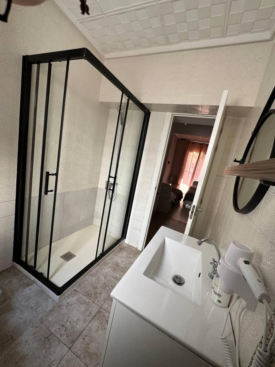 Double Room with Balcony - Photo 4