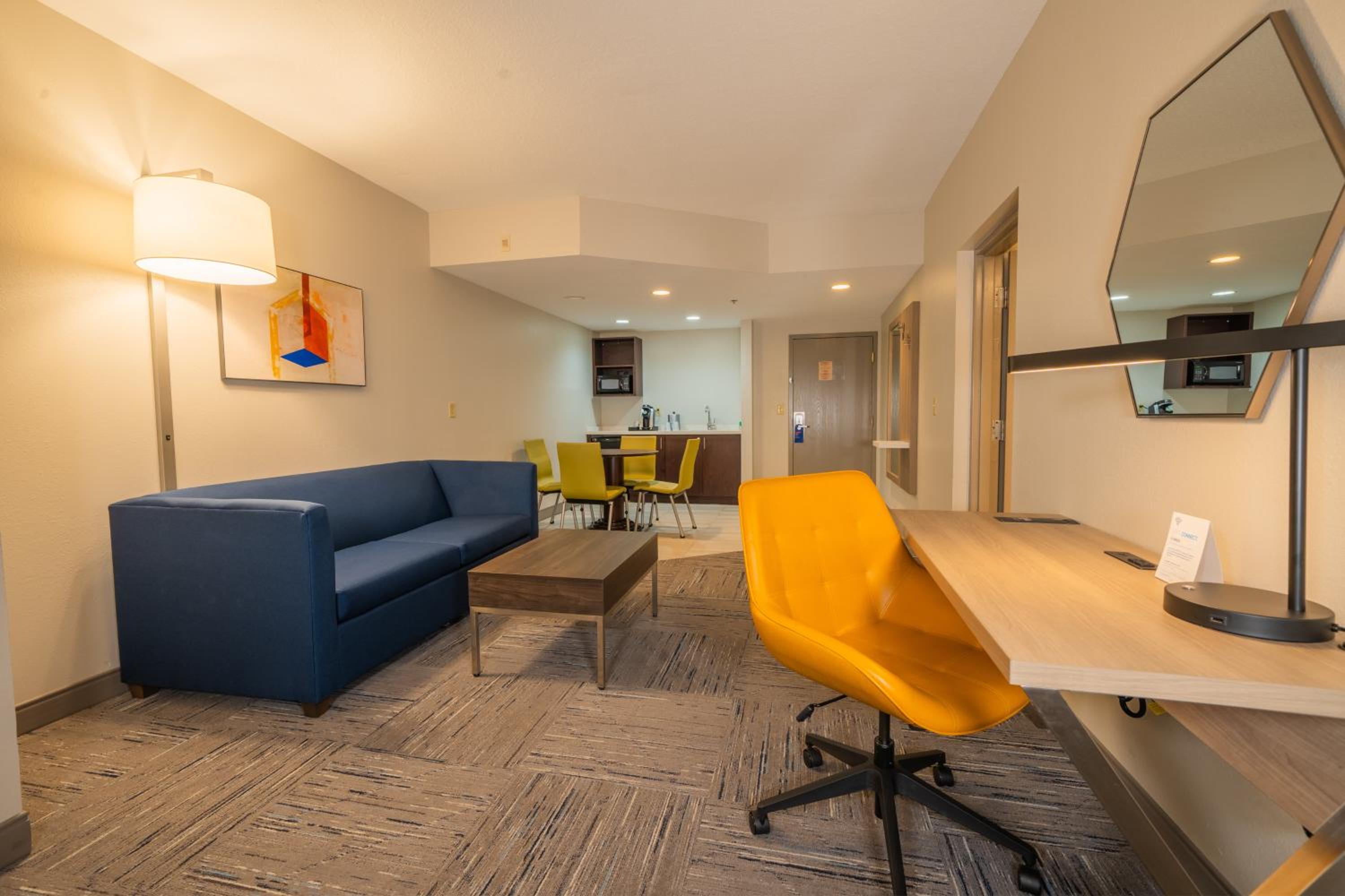 Suite with Two Beds - Non-Smoking - Photo 7